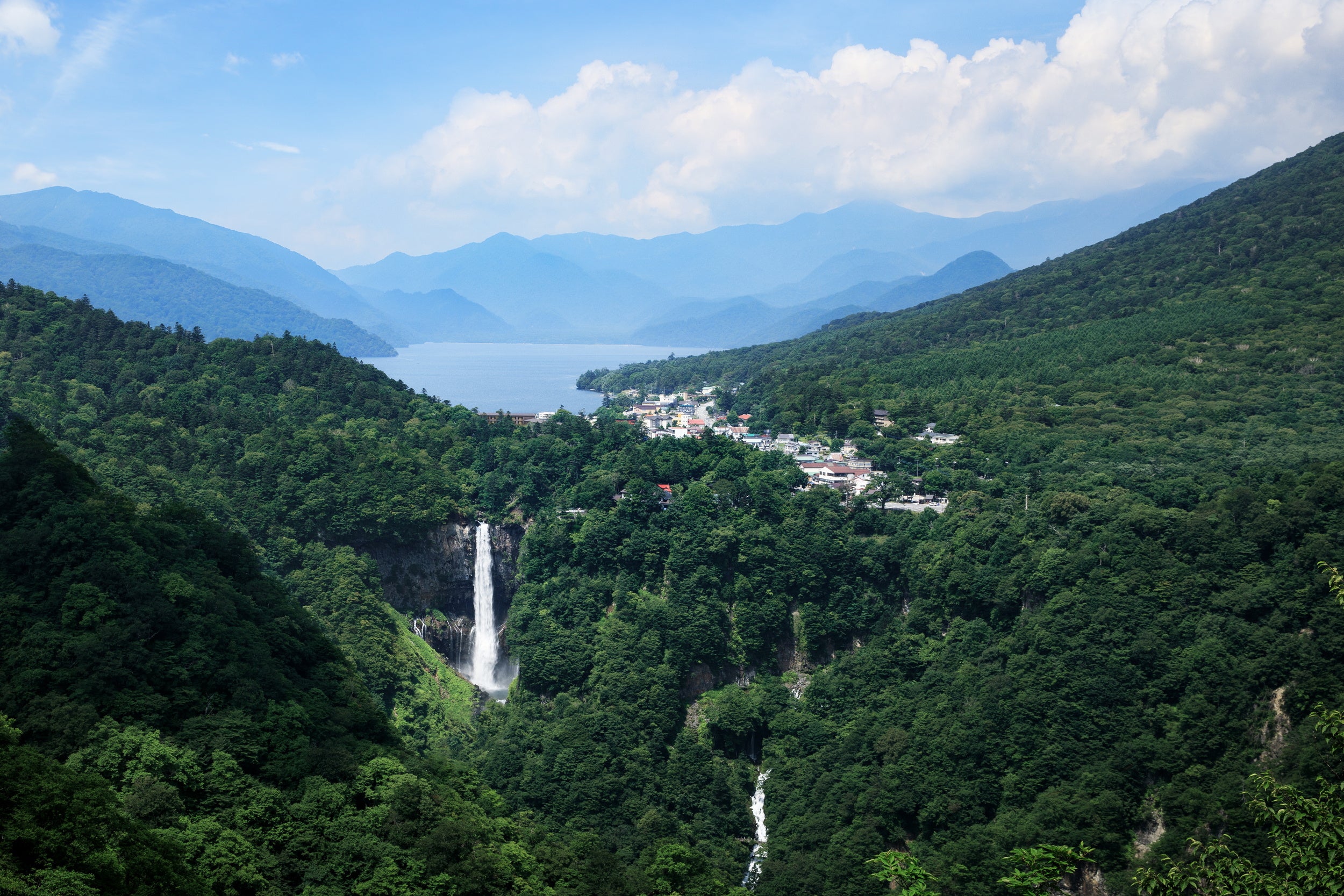 ザ・リッツ・カールトン日光と周辺に望む中禅寺湖・華厳の滝