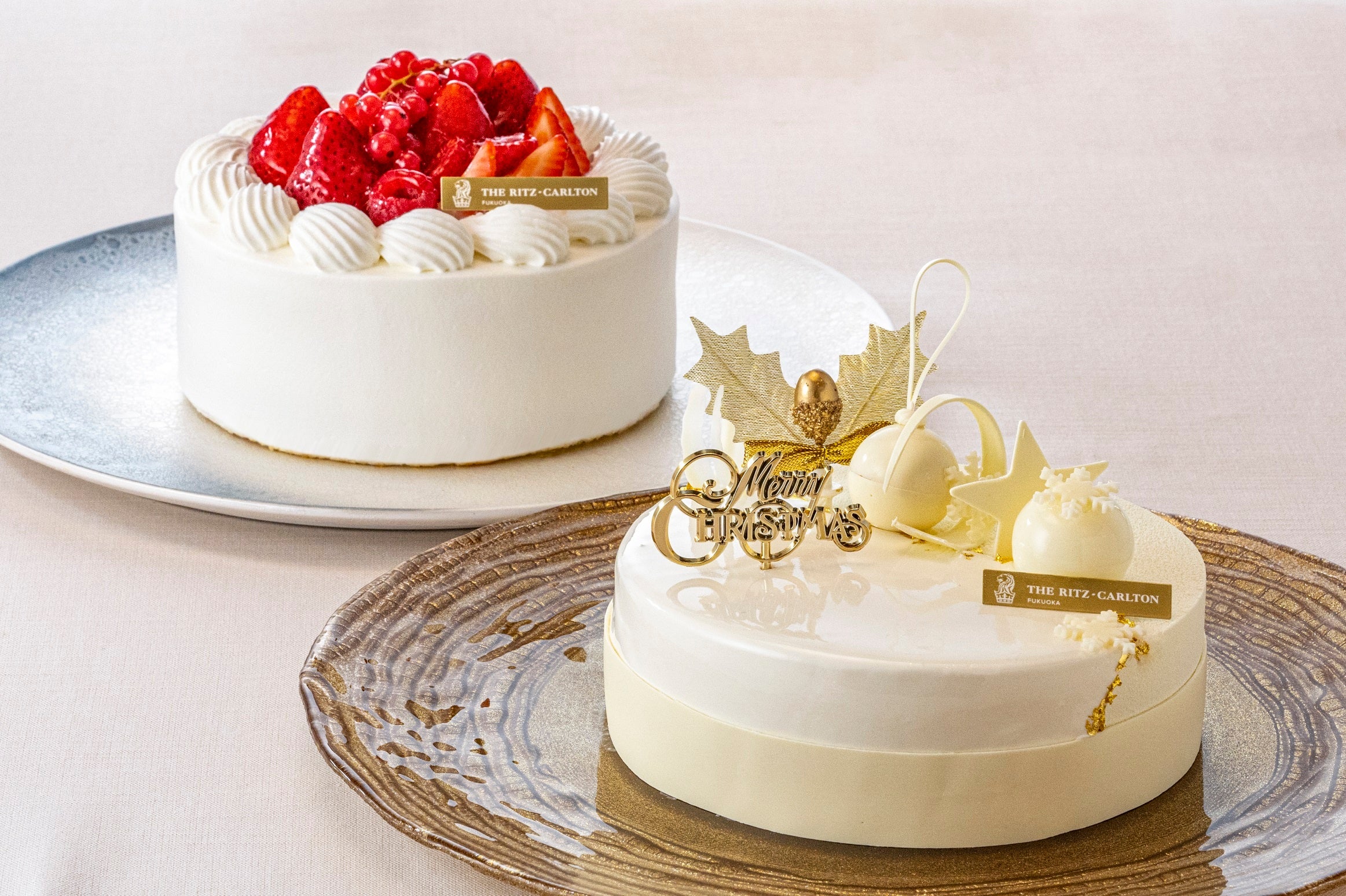 クリスマスケーキ　ブランピュール（手前）ガトー・オ・フレーズ（奥）