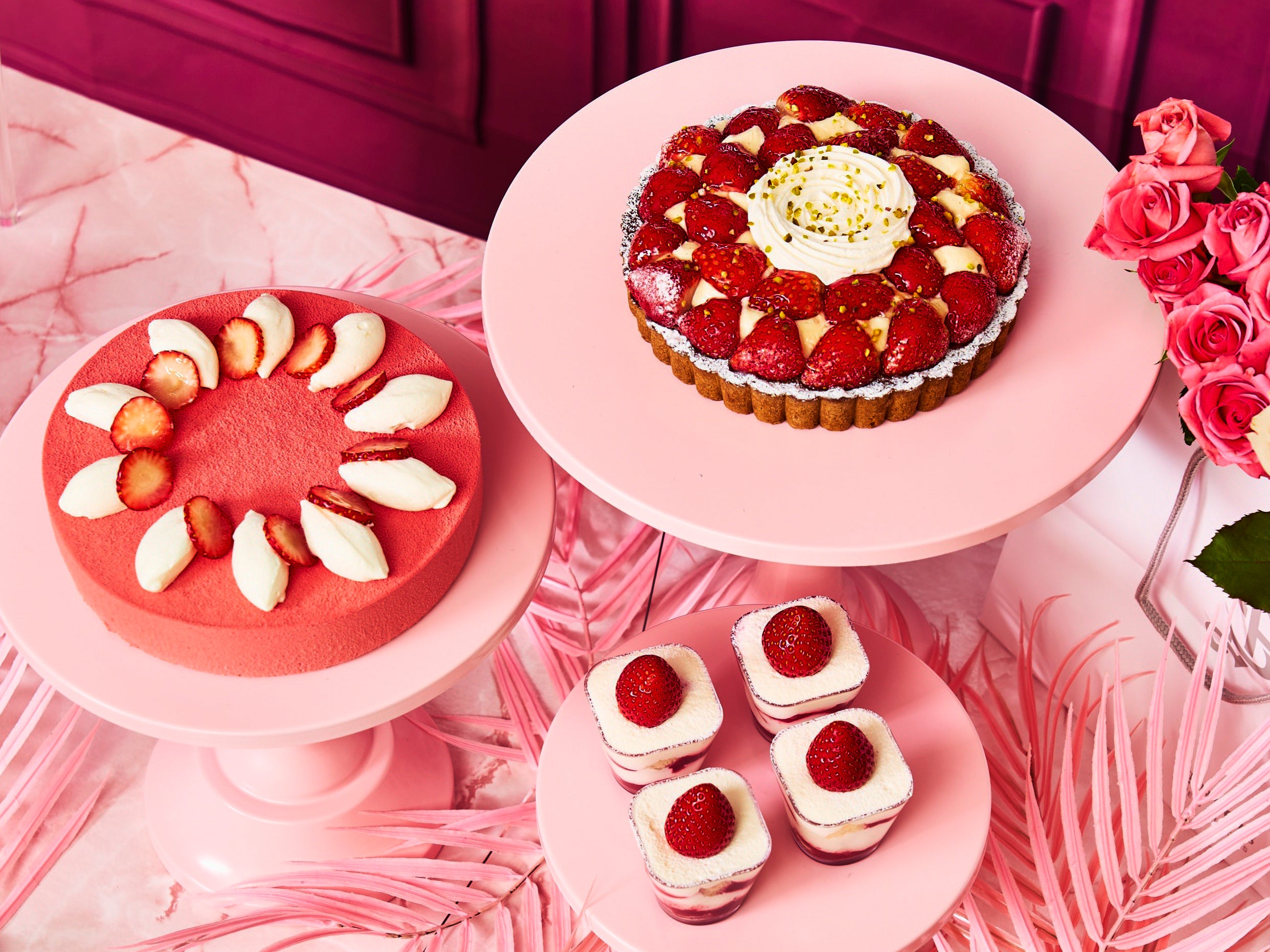 左：「苺パッションホワイトチョコムース 」 右上： 「苺タルト」　右下：「 苺ショート」