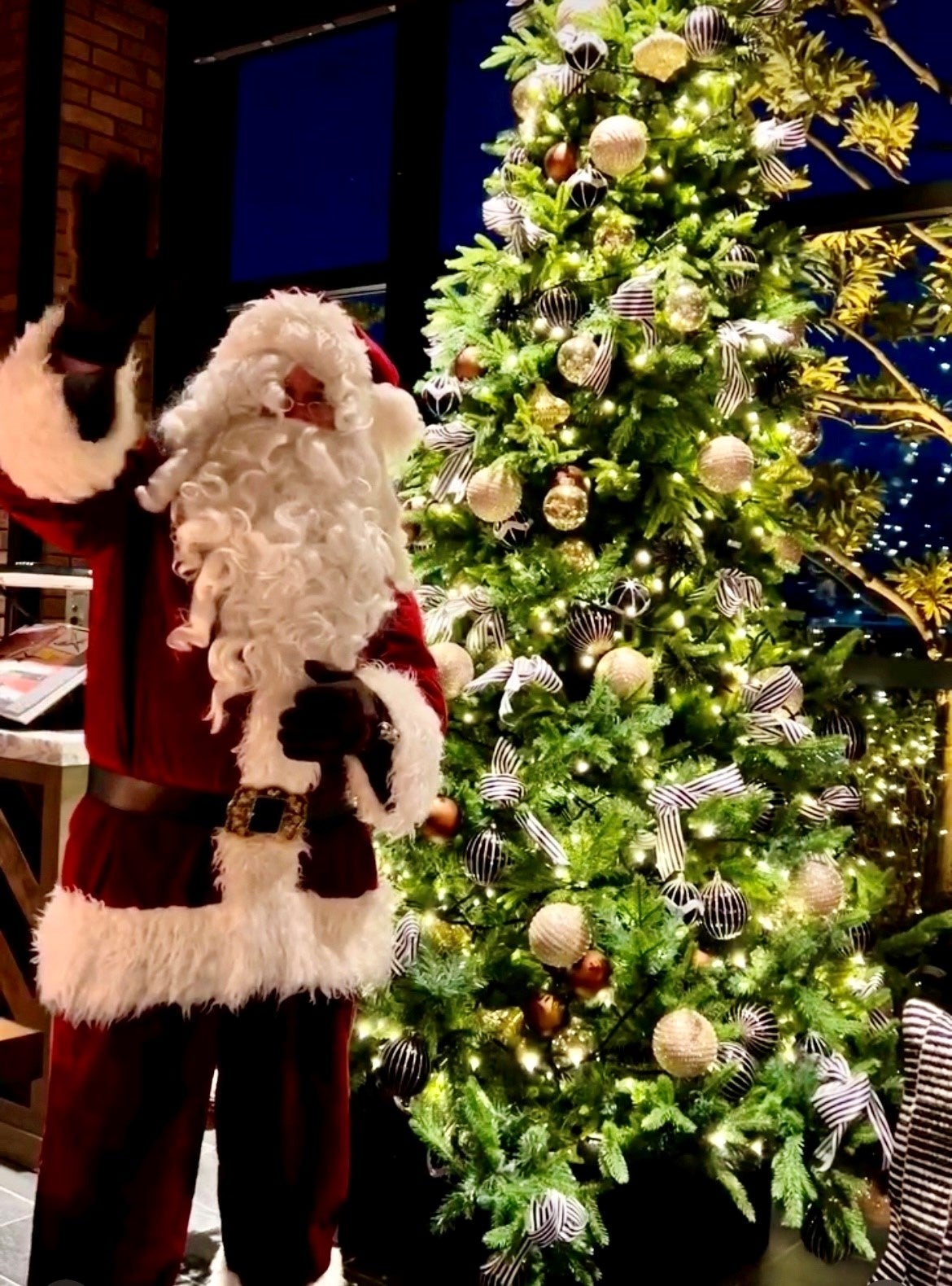 ホテルでは、クリスマスツリーやサンタクロースも登場し、ゲストをお出迎え