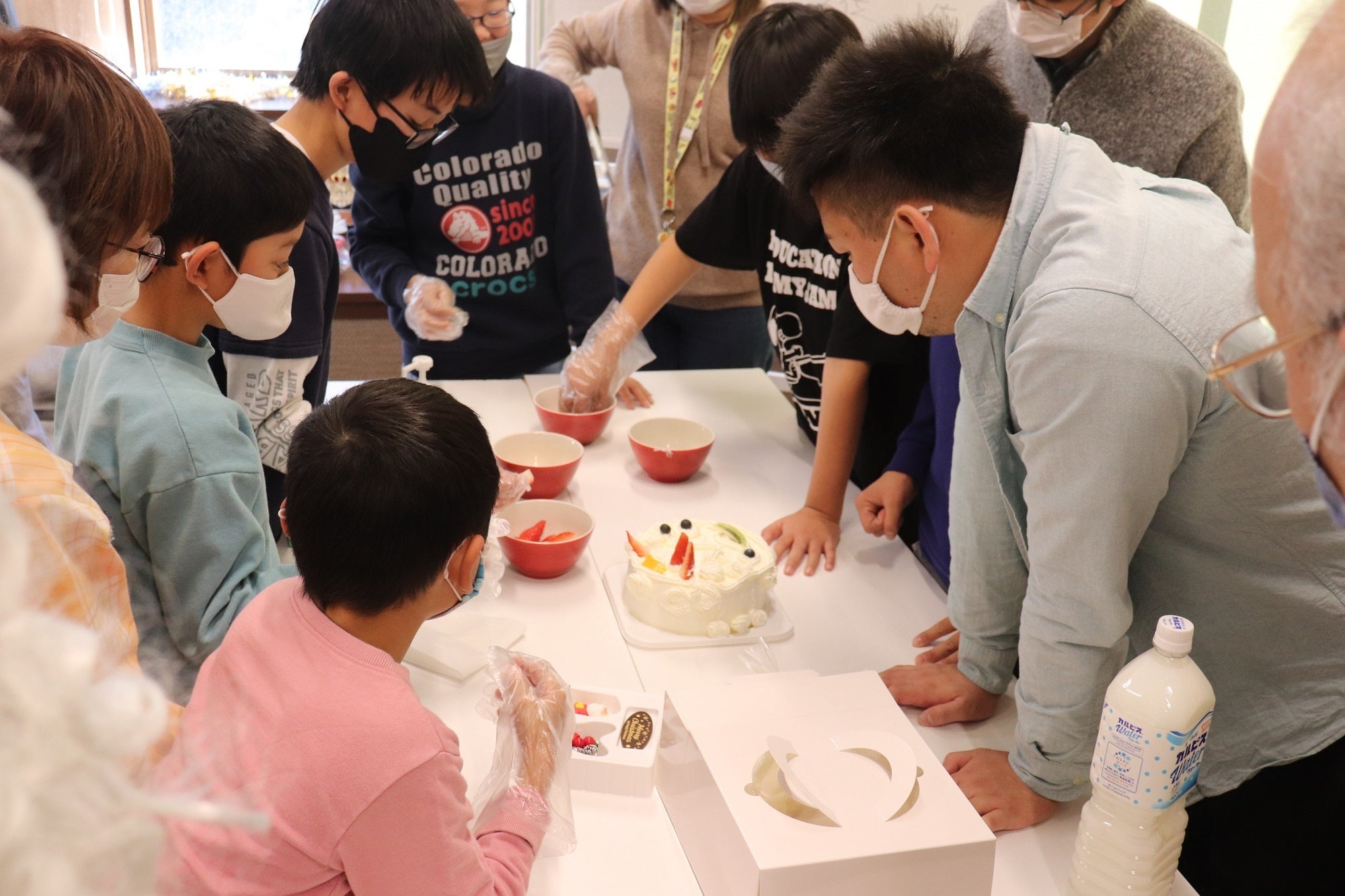 昨年の訪問の風景　子どもたちは自由にデコレーションを楽しみながら、オリジナルのクリスマスケーキを完成させる