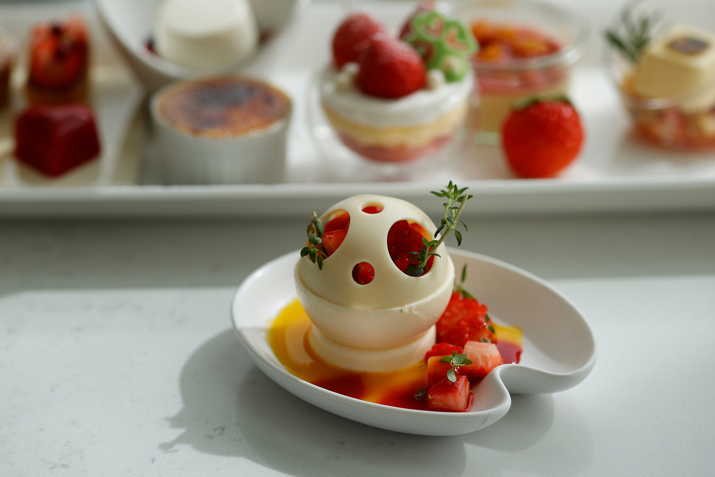 ホワイトチョコレートと苺のドーム　　　タイム風味