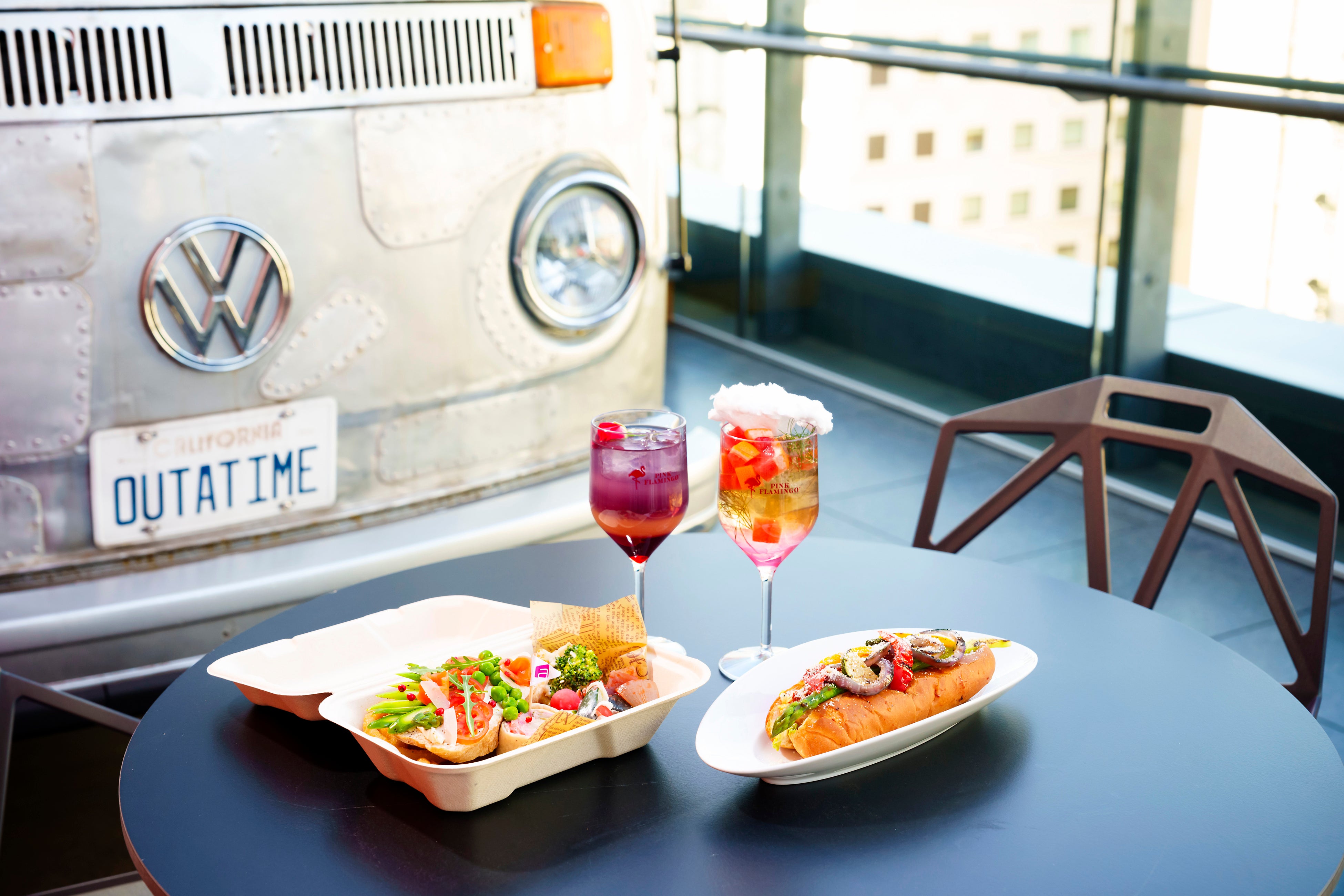 オリジナルカクテルと限定フード