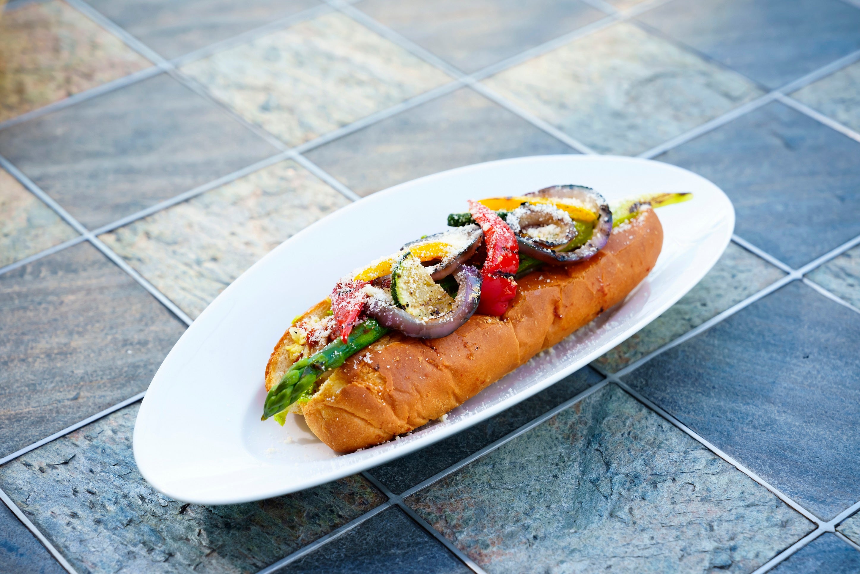 アスパラとグリル野菜　バジルサルシッチャのドッグ