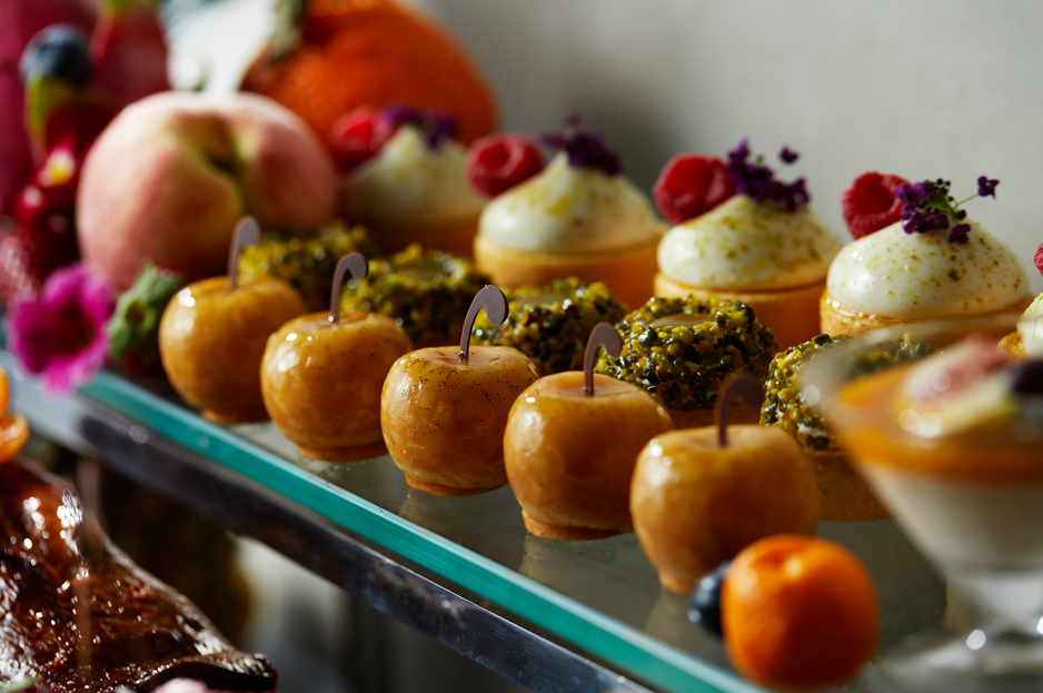 (手前から）アップルタタン、ピスタチオフランボワーズ、ピスタチオマンゴー