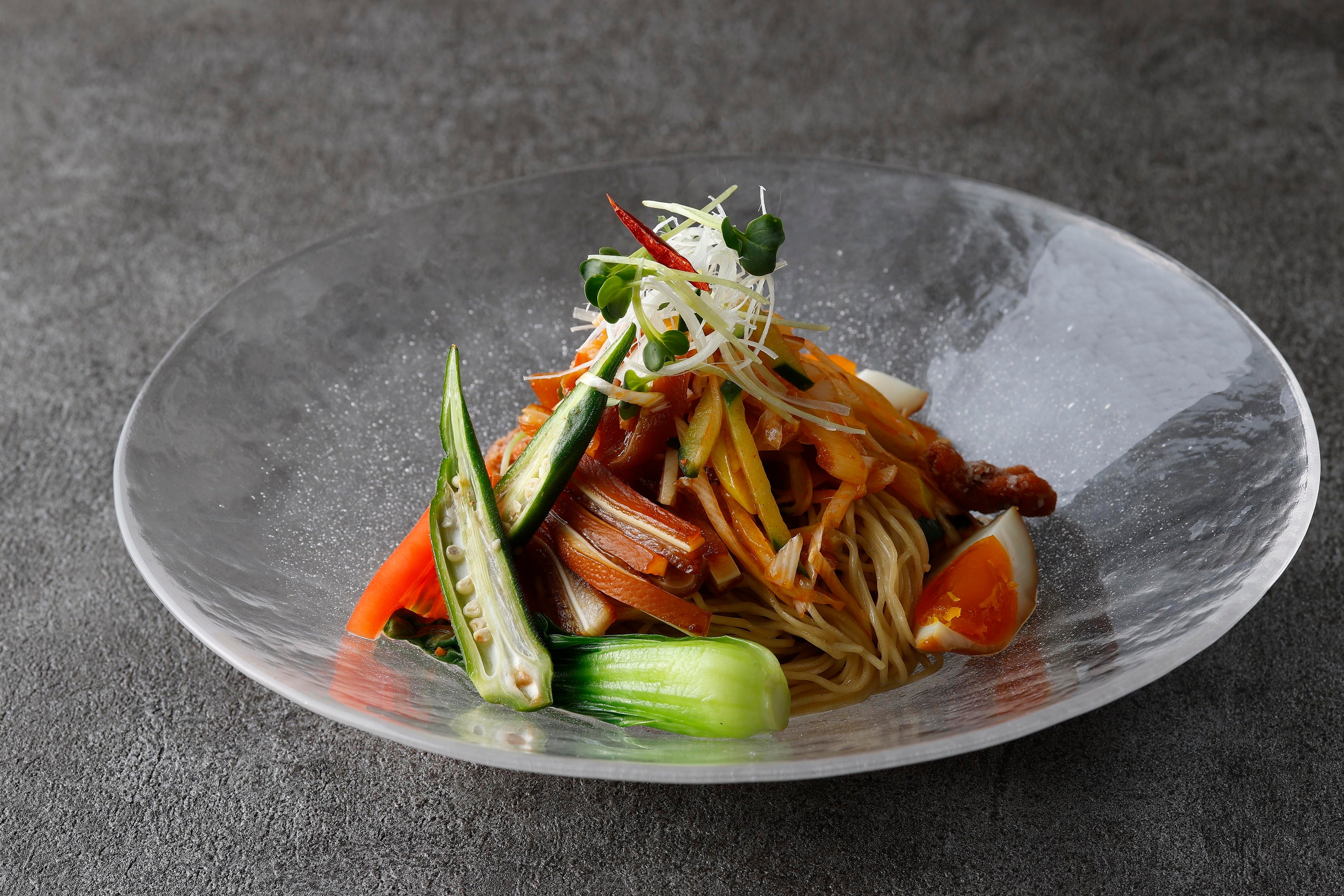 「豚耳の醤油煮と野菜の辛味和え冷麺」 (イメージ)