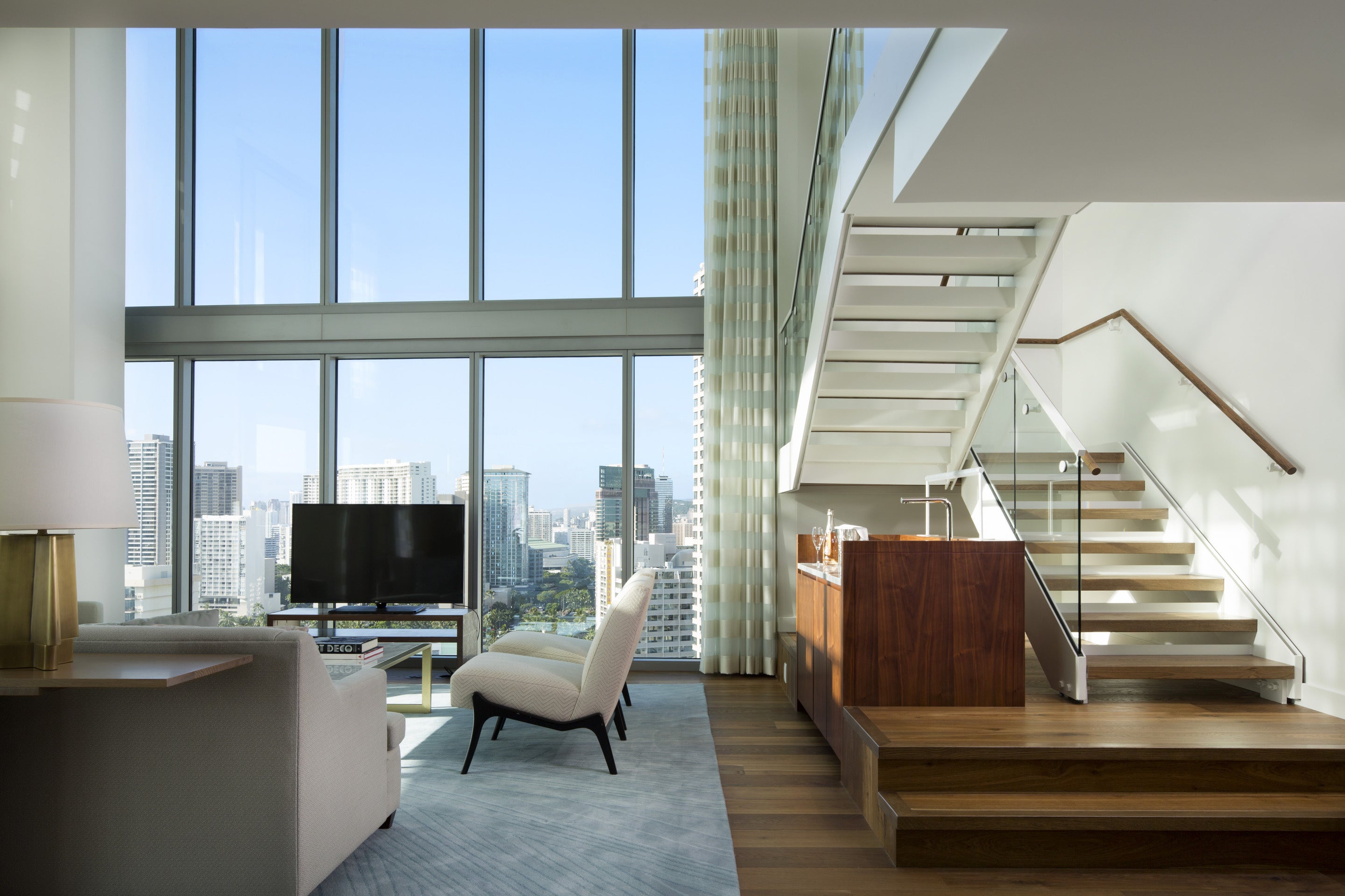 「スカイ・フォー・ベッドルーム・スイート」のリビングルーム