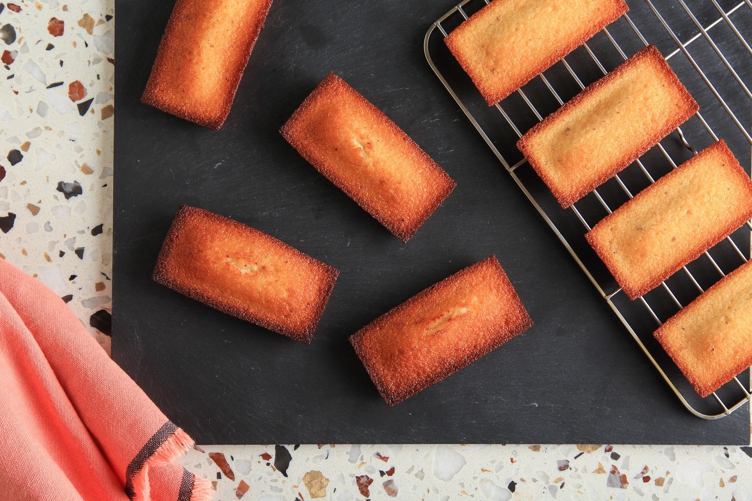 フィナンシェの焼きたての様子（イメージ）