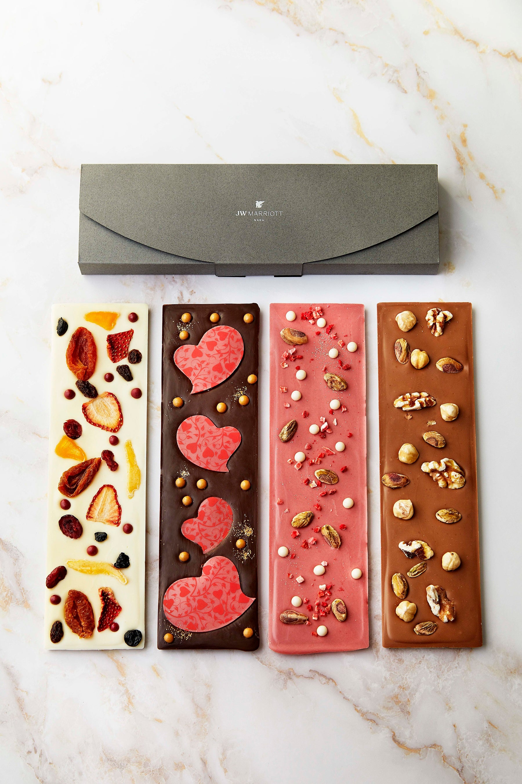 左から：ホワイト＆フルーツ、ダーク＆ハート、ストロベリー、ミルク＆ナッツ　