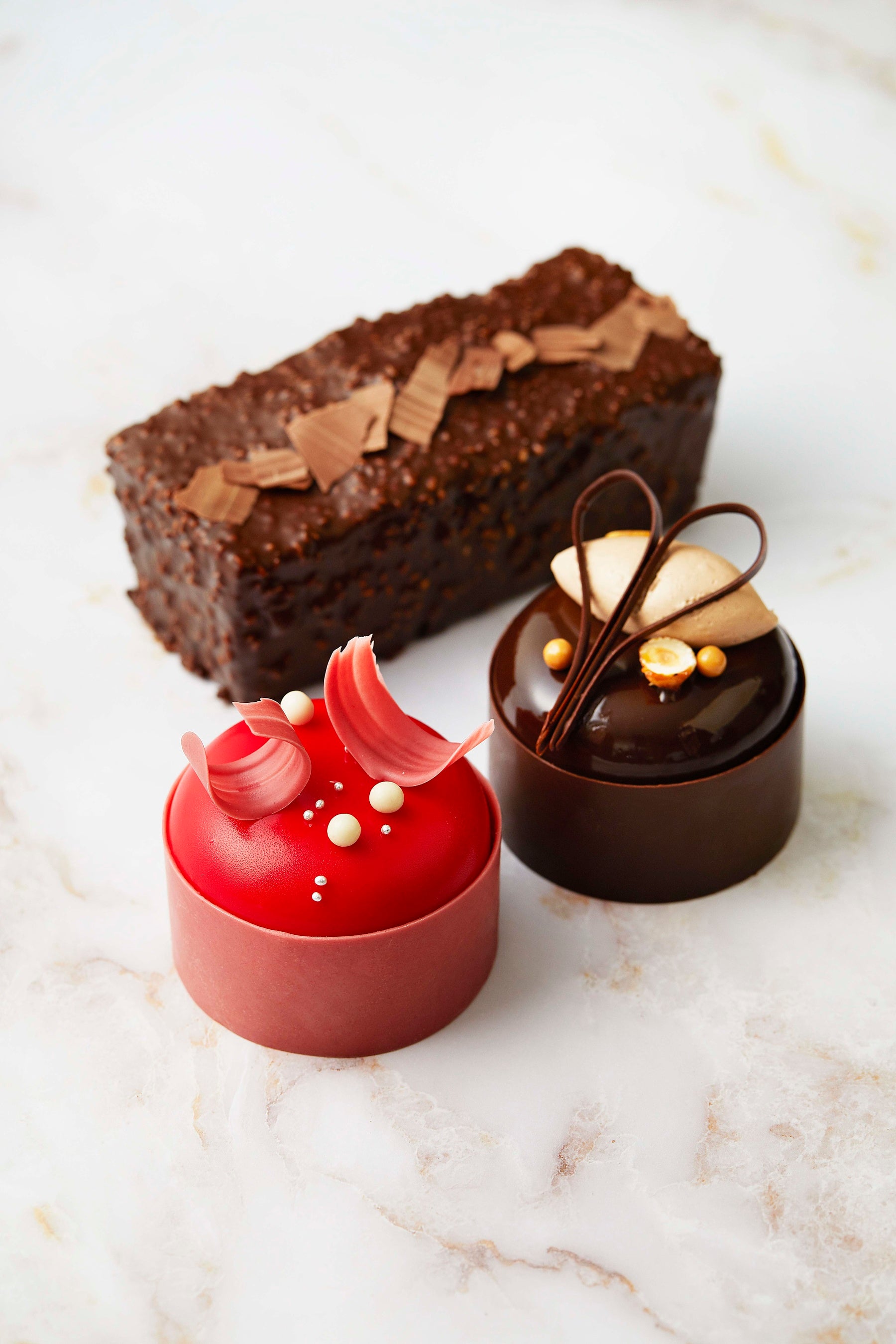 奥から：バレンタイン ショコラオランジュ、バレンタインケーキ ルージュ＆ノワール