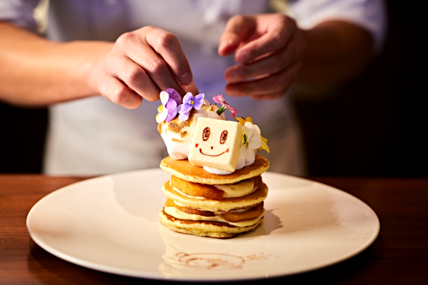 ザ リッツ カールトン沖縄 現代美術作家 アリカワコウヘイ 氏とのコラボレーション第一弾 マシューくんの好きなパンケーキ を３月１５日よりザ ロビーラウンジにて提供 マリオット インターナショナルのプレスリリース