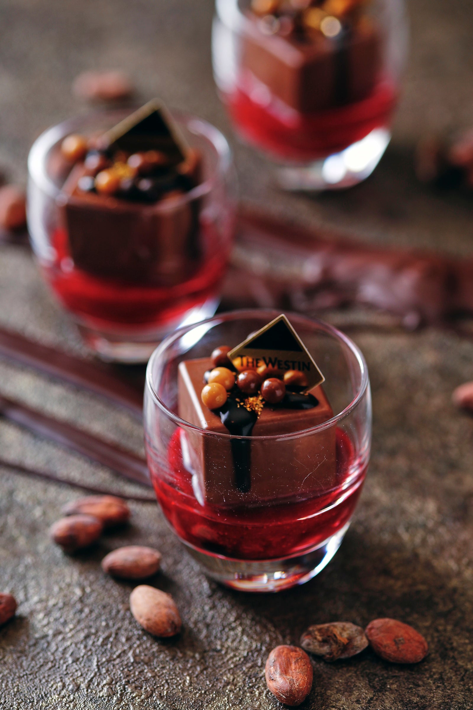 レコメンドティー：左からブラックベリーハイビスカスティーソーダ、エスプレッソティーラテ