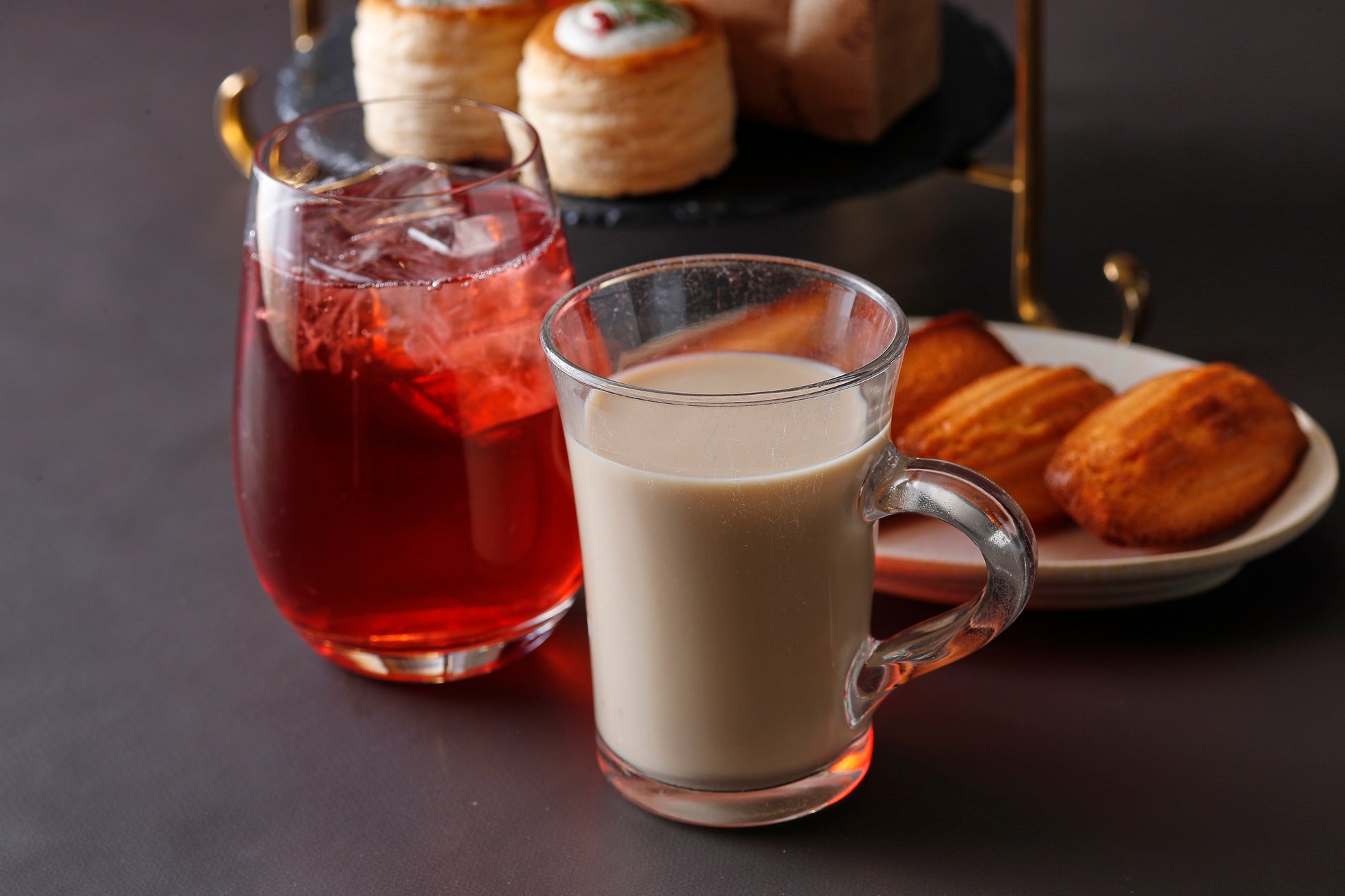 レコメンドティー:左からブラックベリーハイビスカスティーソーダ、エスプレッソティーラテ