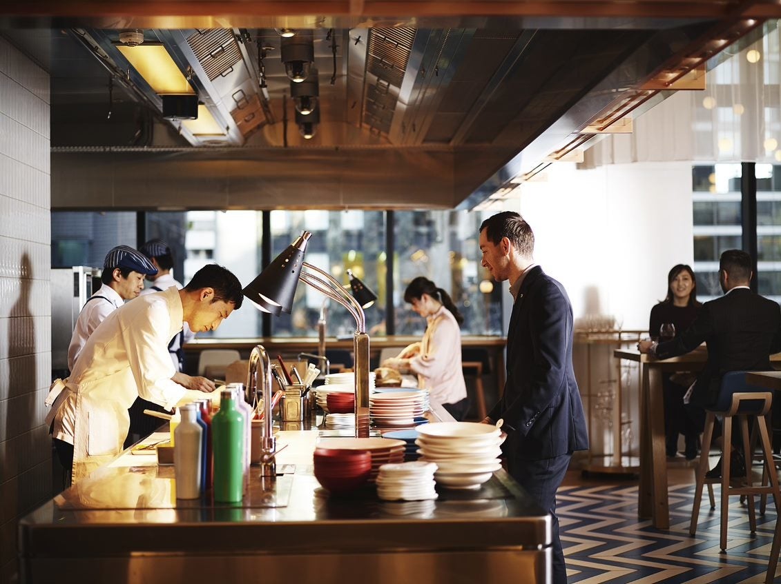 店内のオープンキッチンの様子