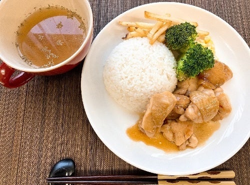 和風グリルソースイチオシメニュー：鶏肉の燻製チキンプレート