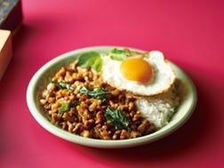 調理例：ガパオライス＝鶏肉のホーリーバジル炒め