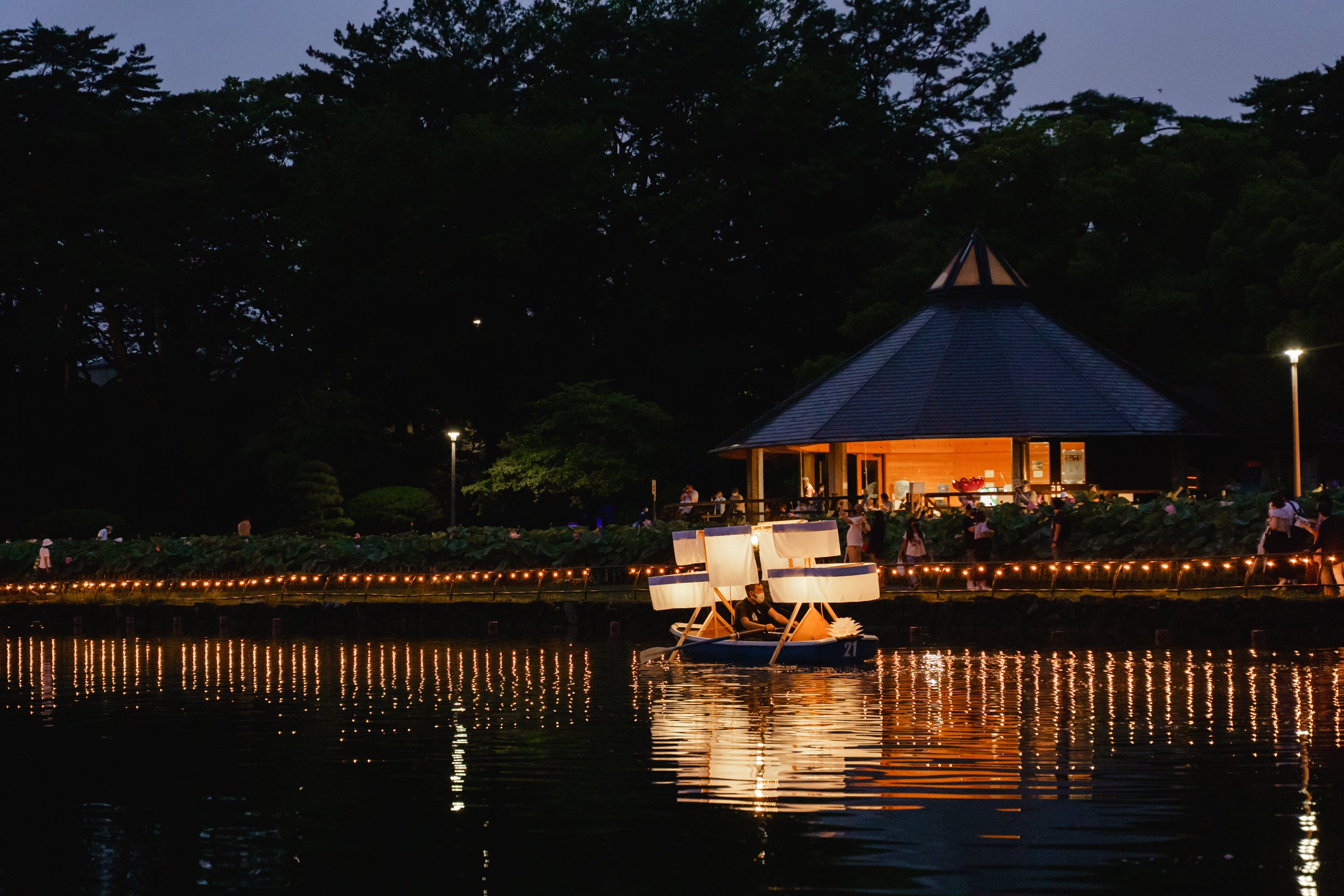 YohaS2021の様子。普段営業しているボートがアート作品に変身。