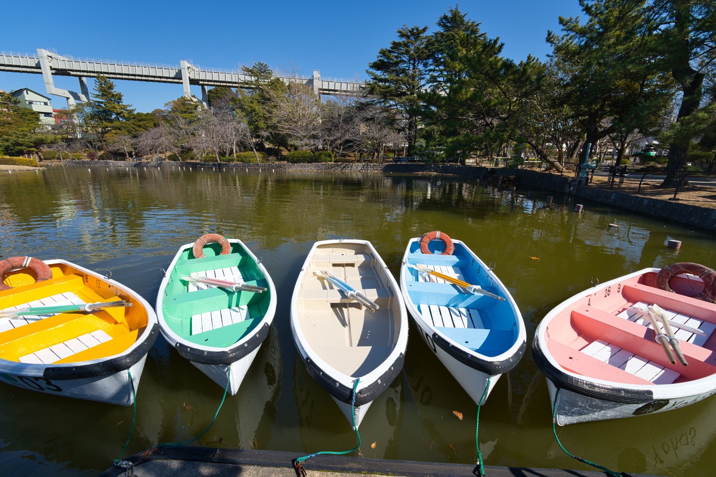 YohaSのロゴに合わせた、カラフルな5色のボート。