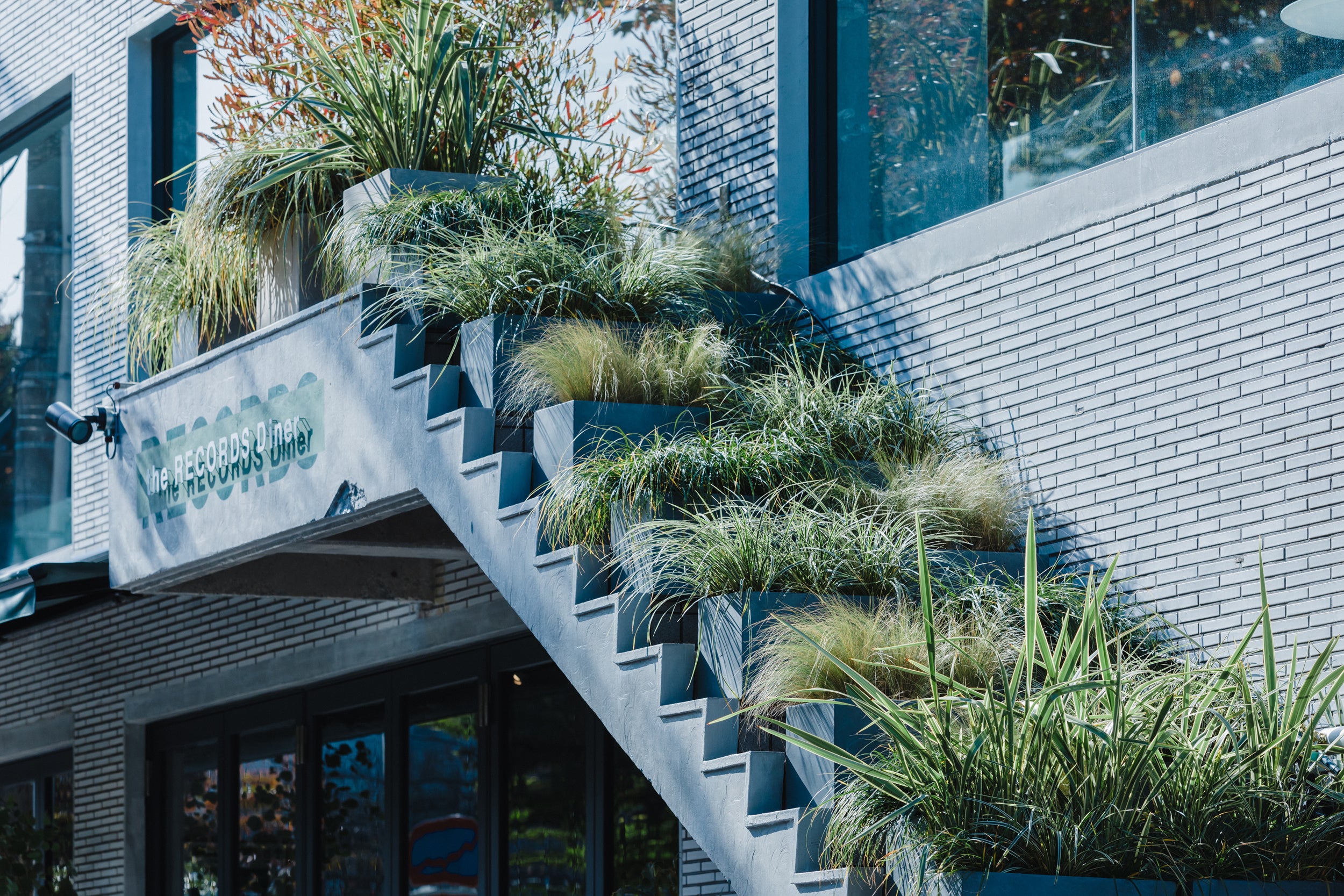 店舗入り口外階段跡