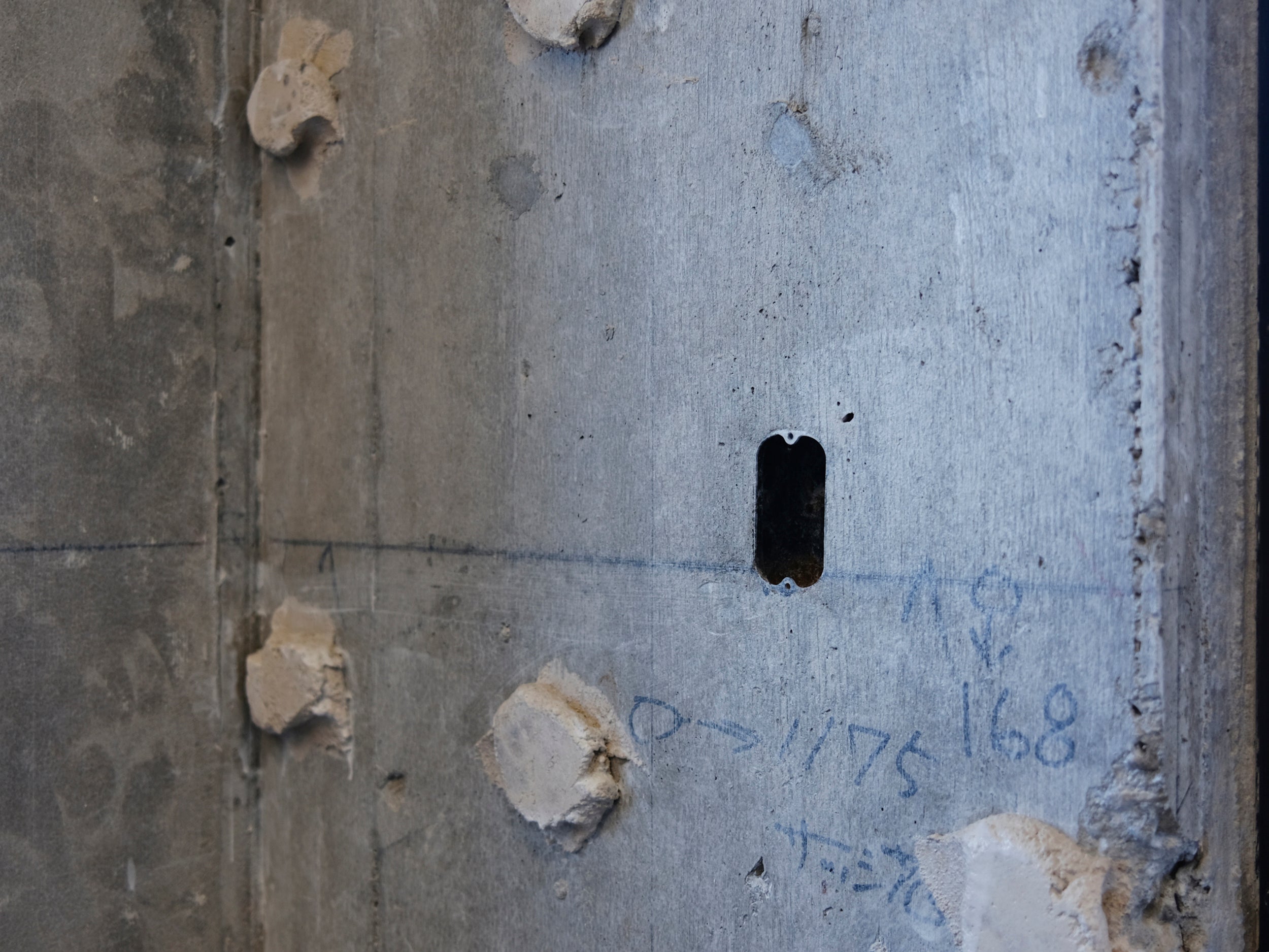 剥き出しになった壁