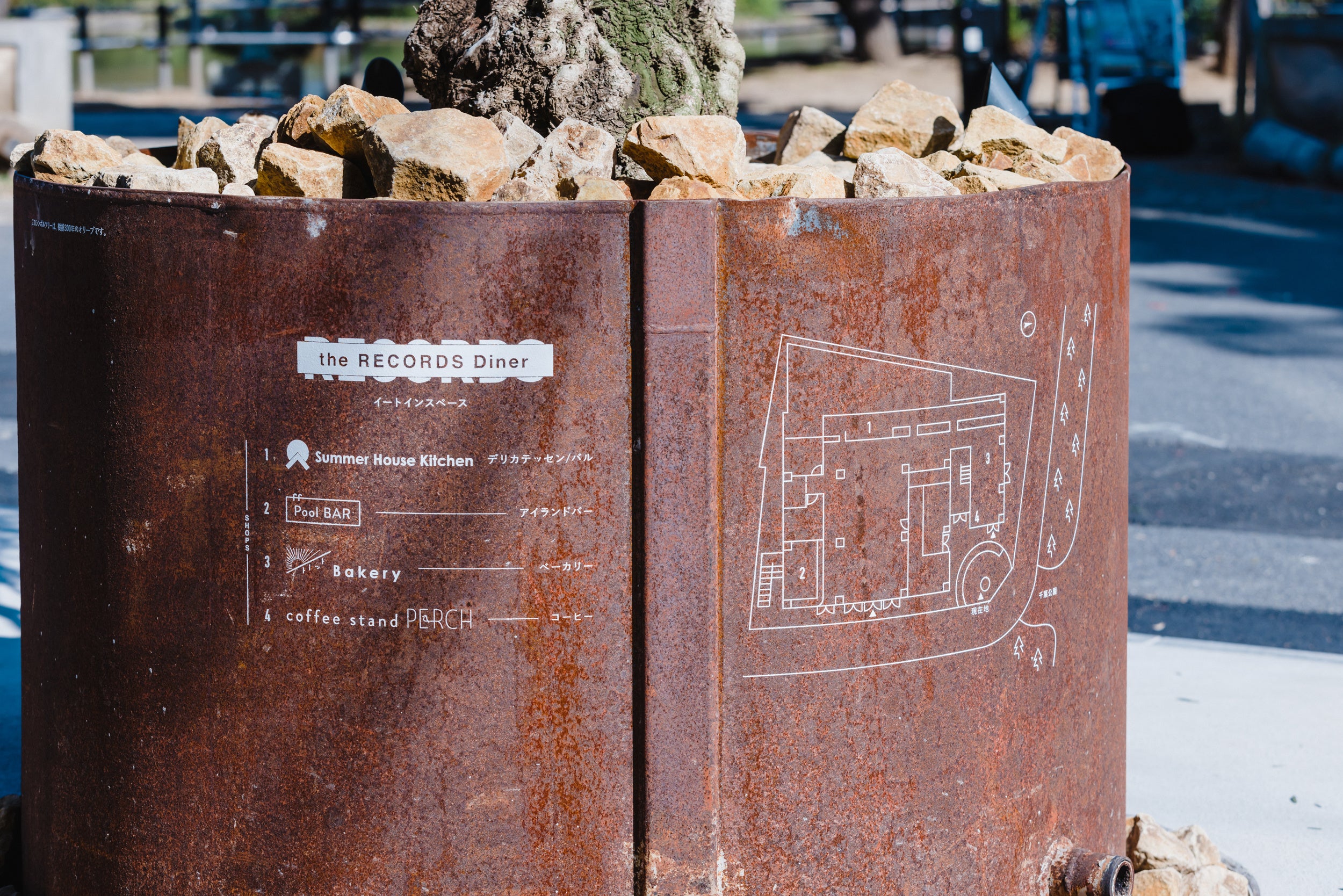 シンボルツリーの鉢（旧給水タンク）