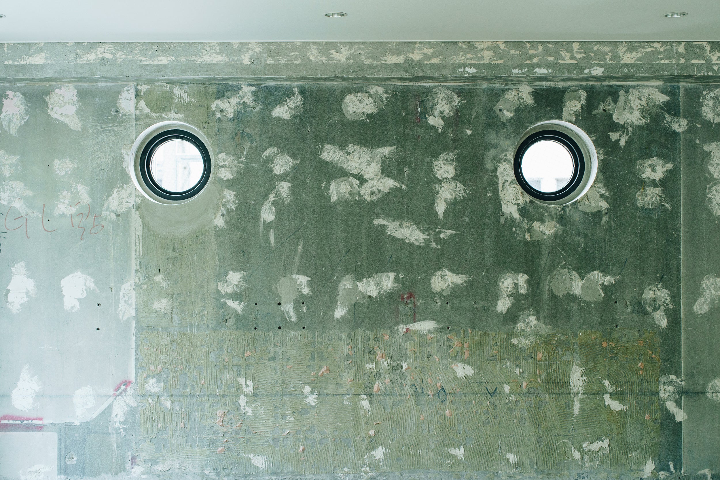 剥き出しになったコンクリート壁