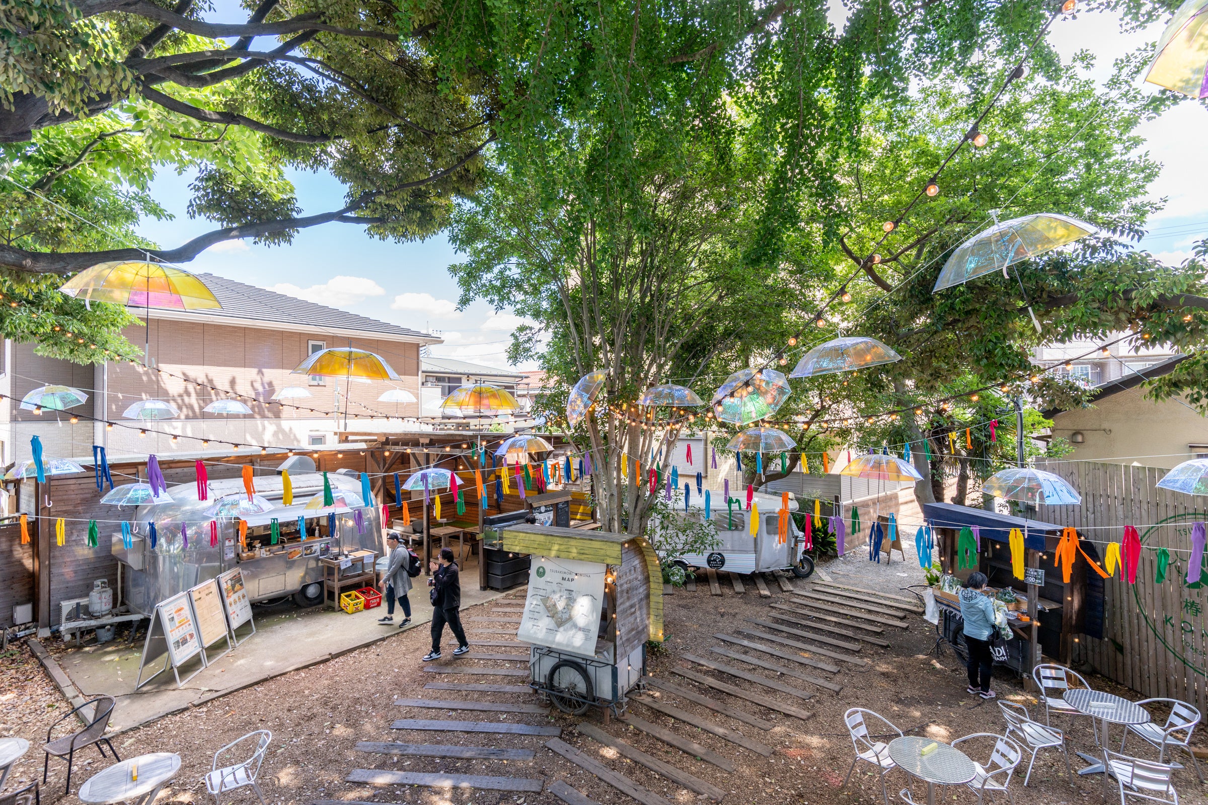 ツリーハウスをカラフルに彩る「傘の森」 | 株式会社拓匠開発のプレス