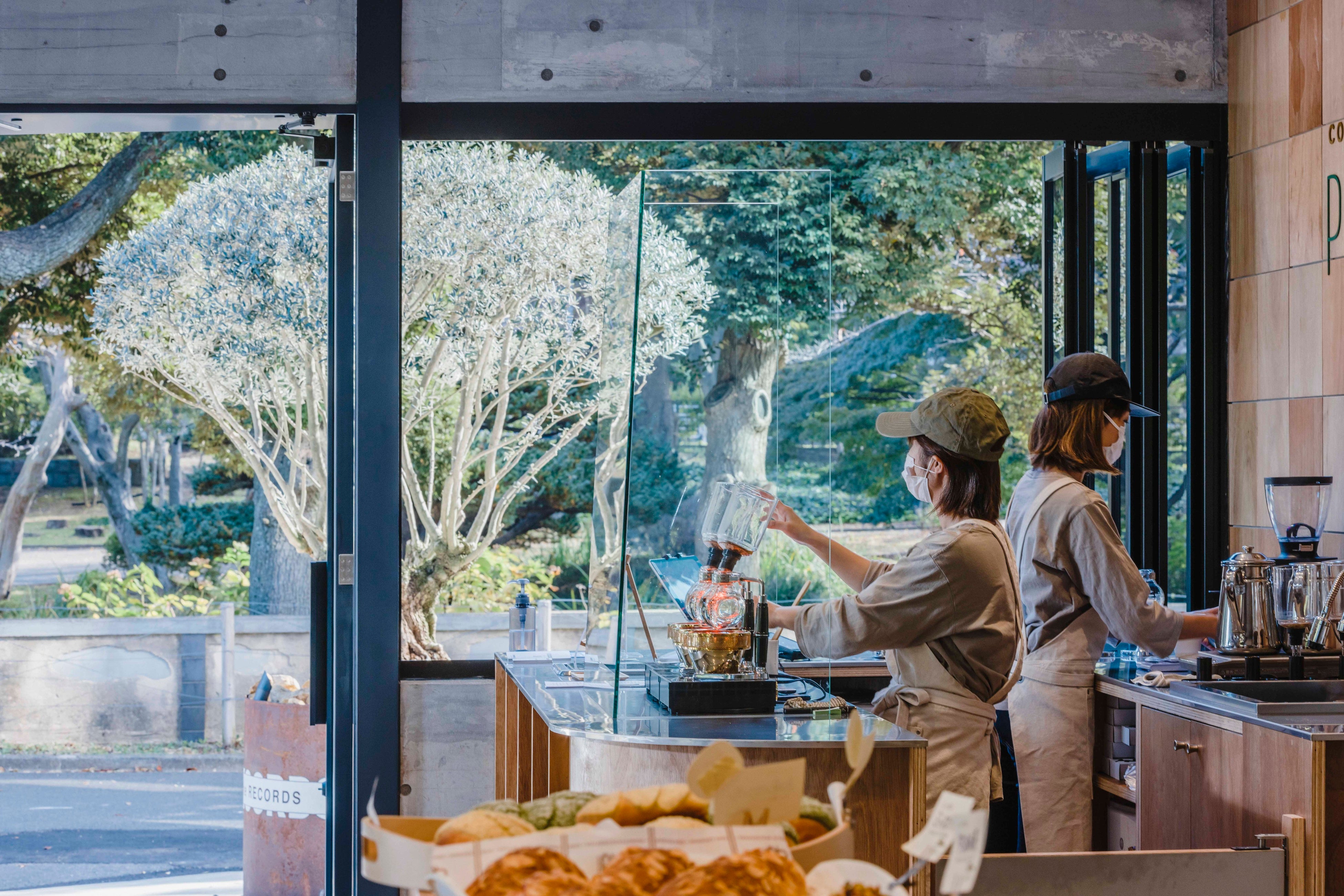 公園に開けるよう広い窓を配した