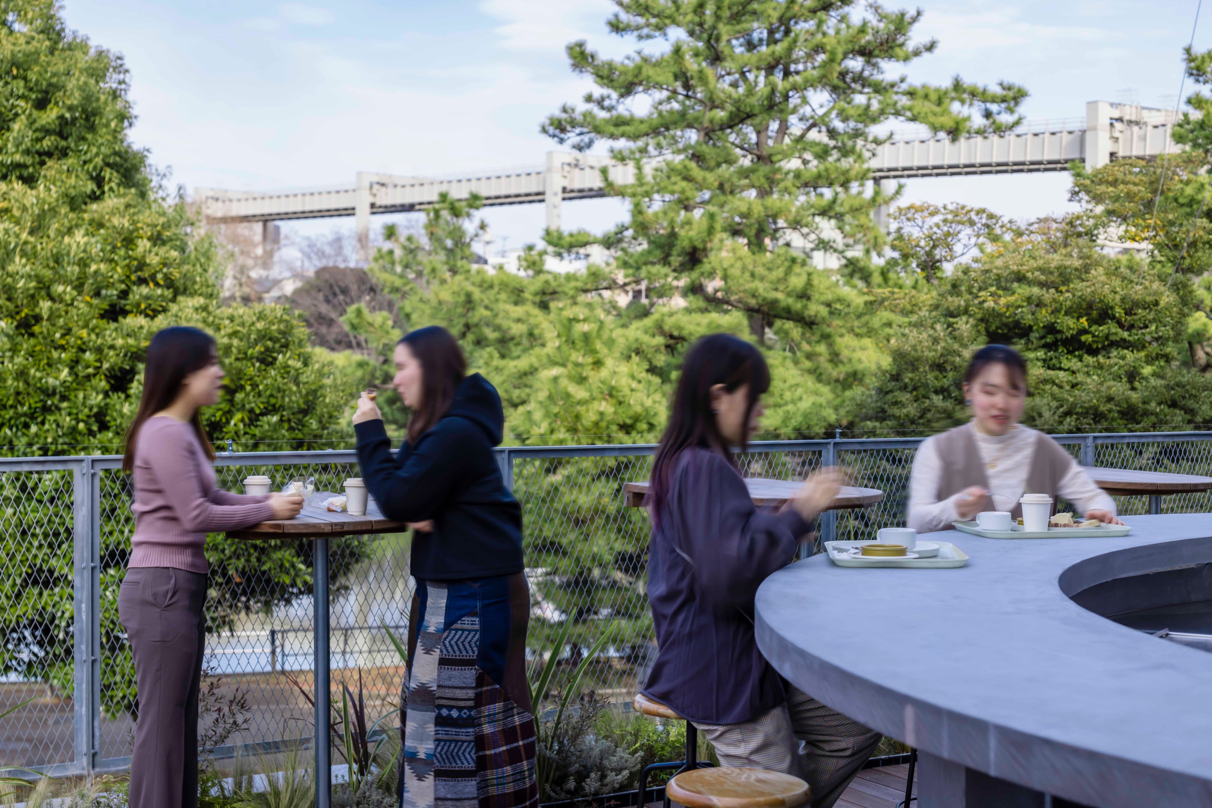 設備置き場だったテラスを公園に開いた客席へ