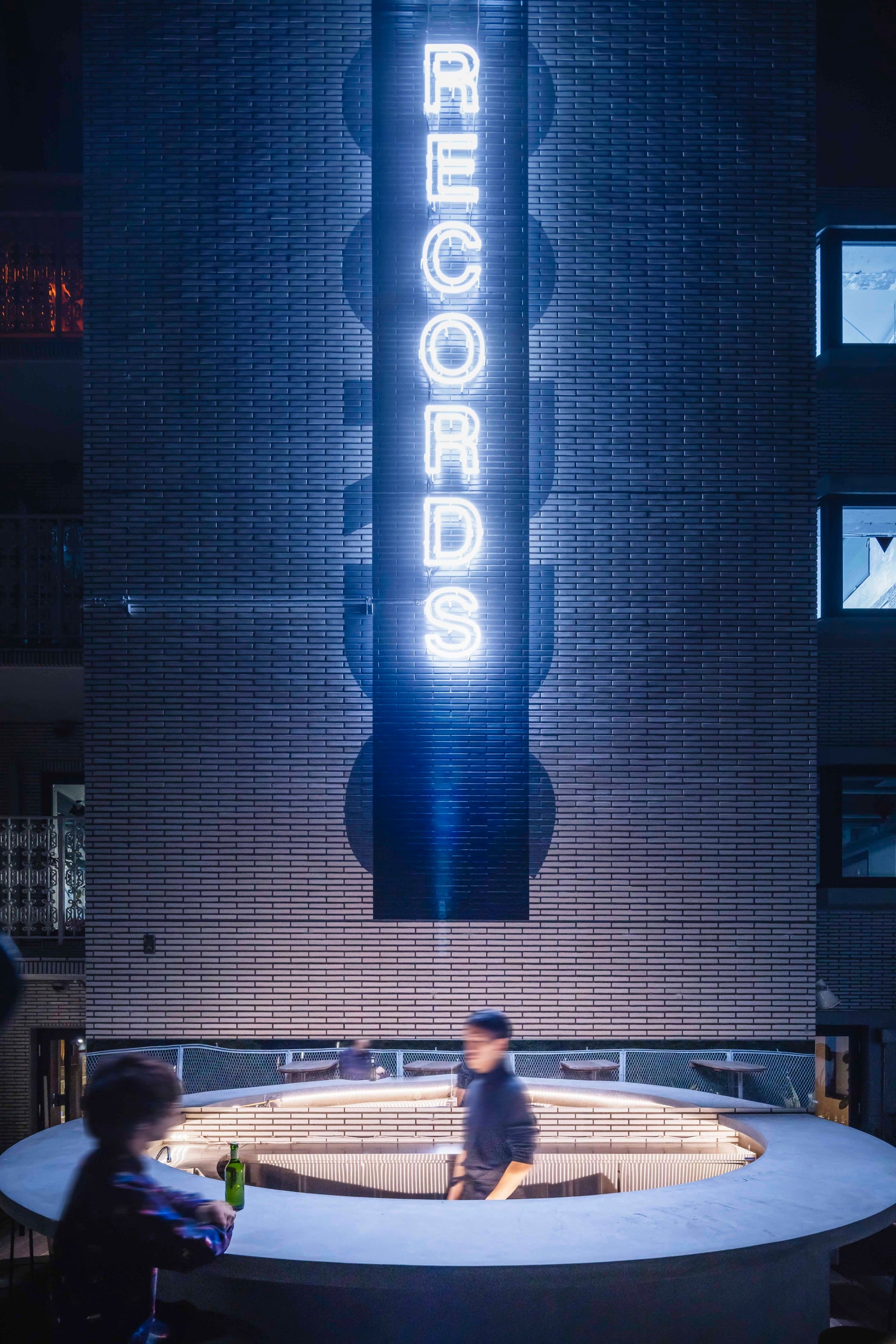 階段室外壁のサイン