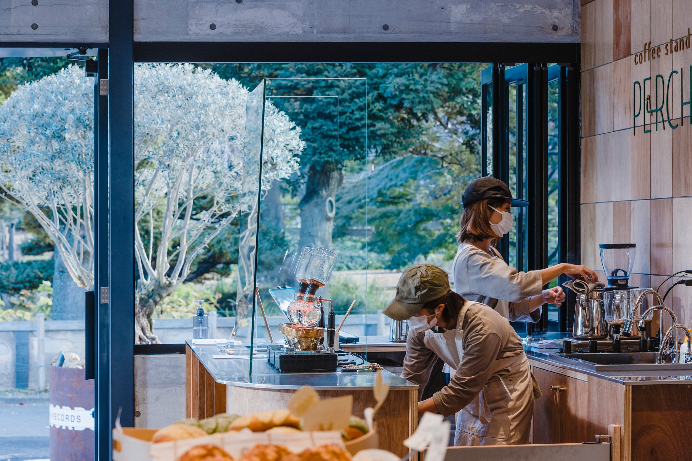 千葉公園のすぐ横