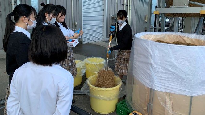 モルト粕等を利用して飼料を作る 三重県立明野高等学校の生徒