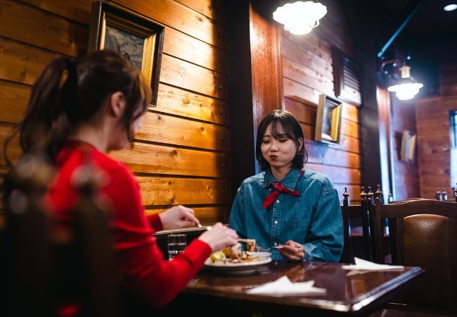 地元の人が営む、古くて新しい店が点在しています。