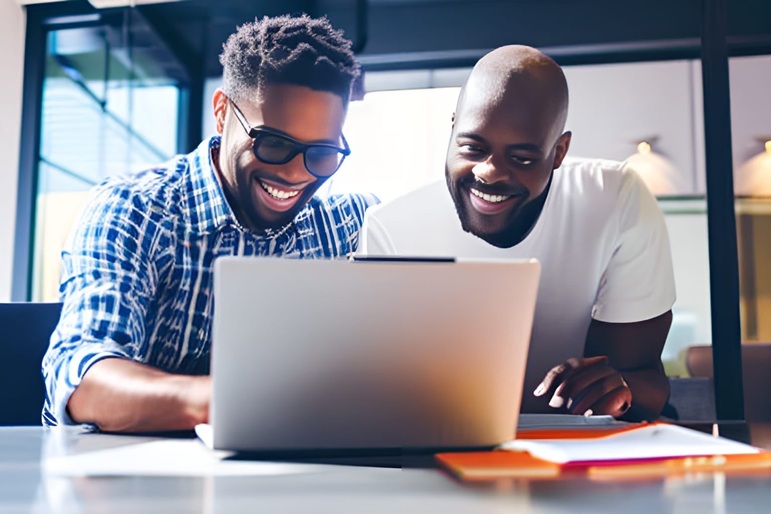 パソコンを見ている2人の男性