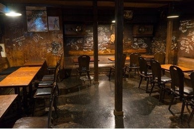 数々の有名ミュージシャンのサインも多く残る店内