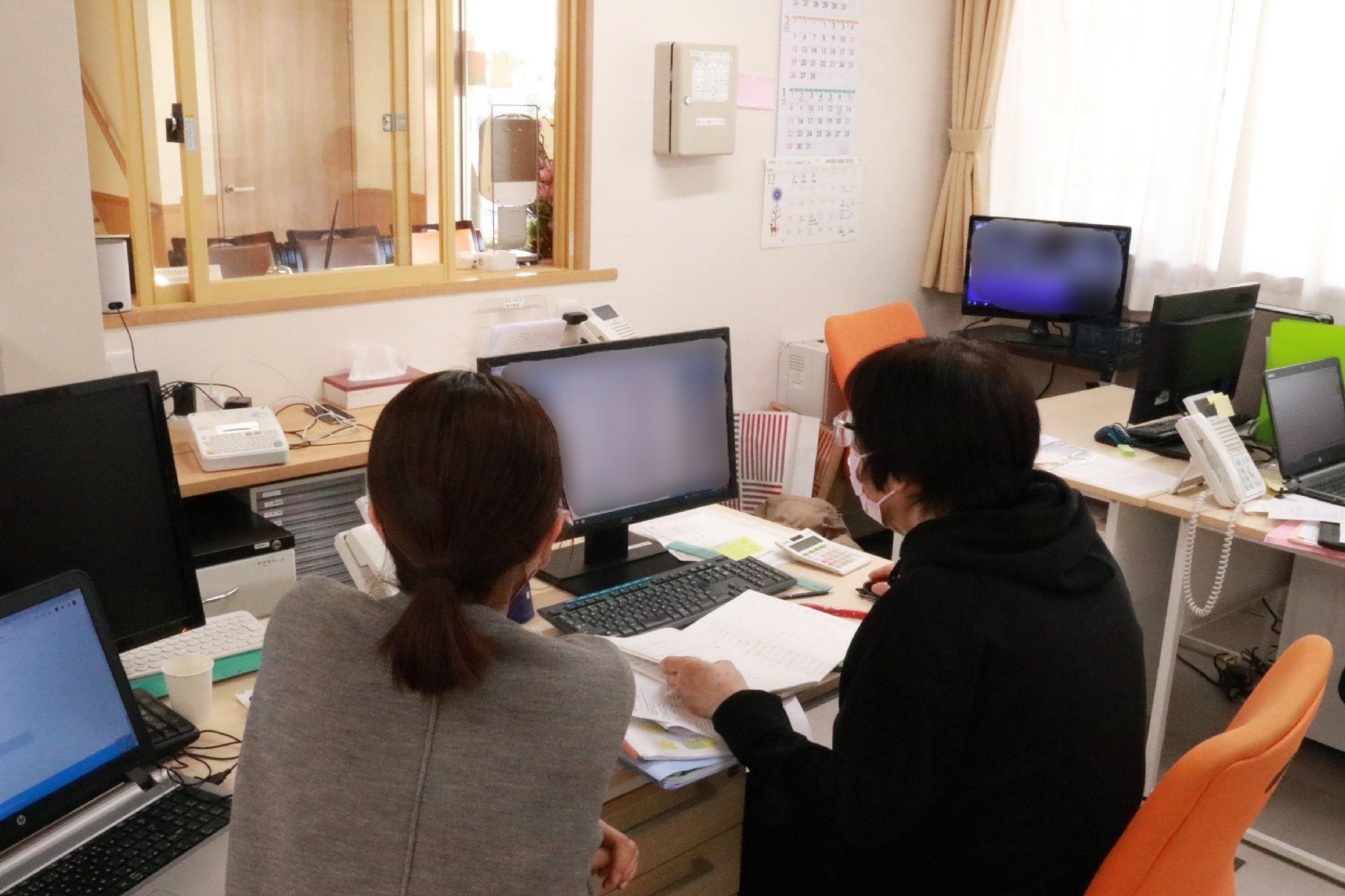 請求業務について、介護事務スタッフと開発者が検討している場面。ノースハンドでは日々ライルのスタッフの声を聞きながら、システム開発に取り組んでいます。