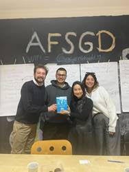 ▲トルコ出張中のキタムラZESDAスタッフが現地ボランティア団体関係者にアクアリピュアを手渡し。