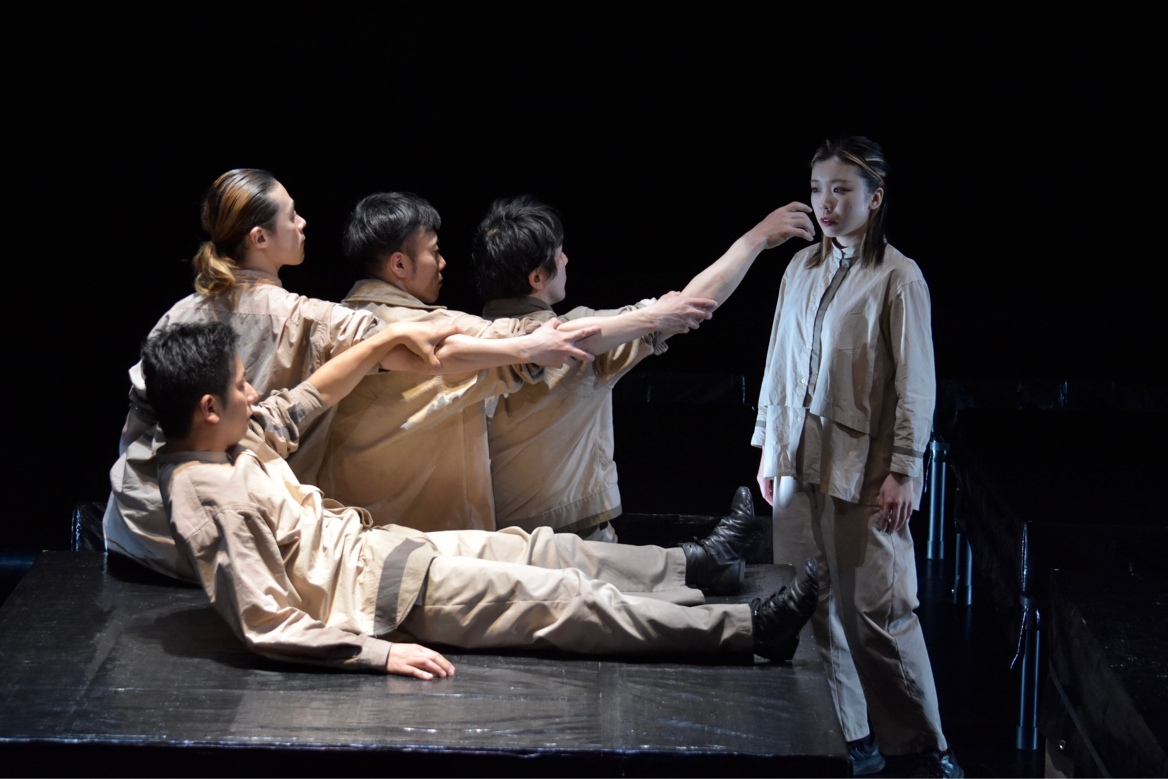 サファリP 第8回公演『透き間』（イスマイル・カダレ『砕かれた四月』より）(2022・東京公演）撮影：三浦雨林