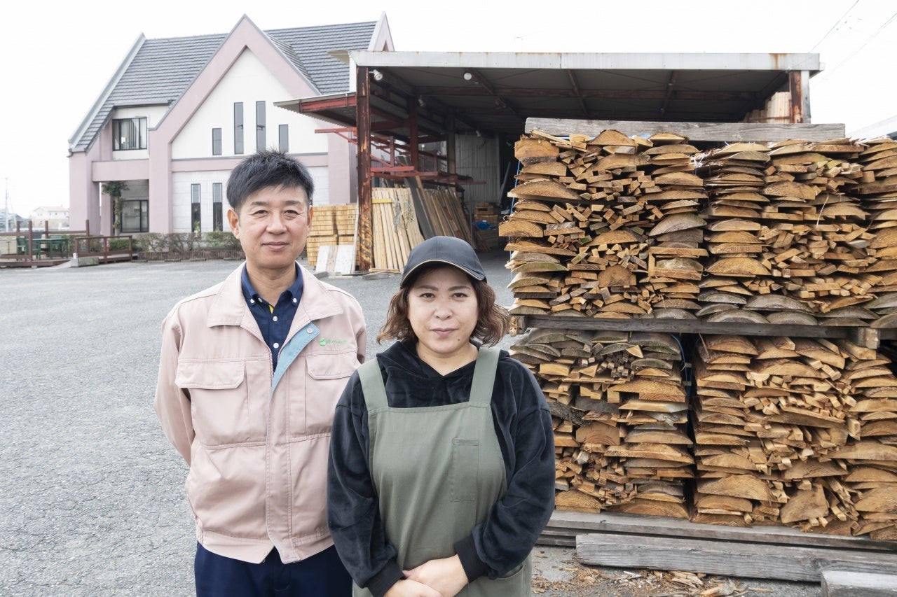代表兼オーナーの池田龍史と事務兼マネージャーの松永美記