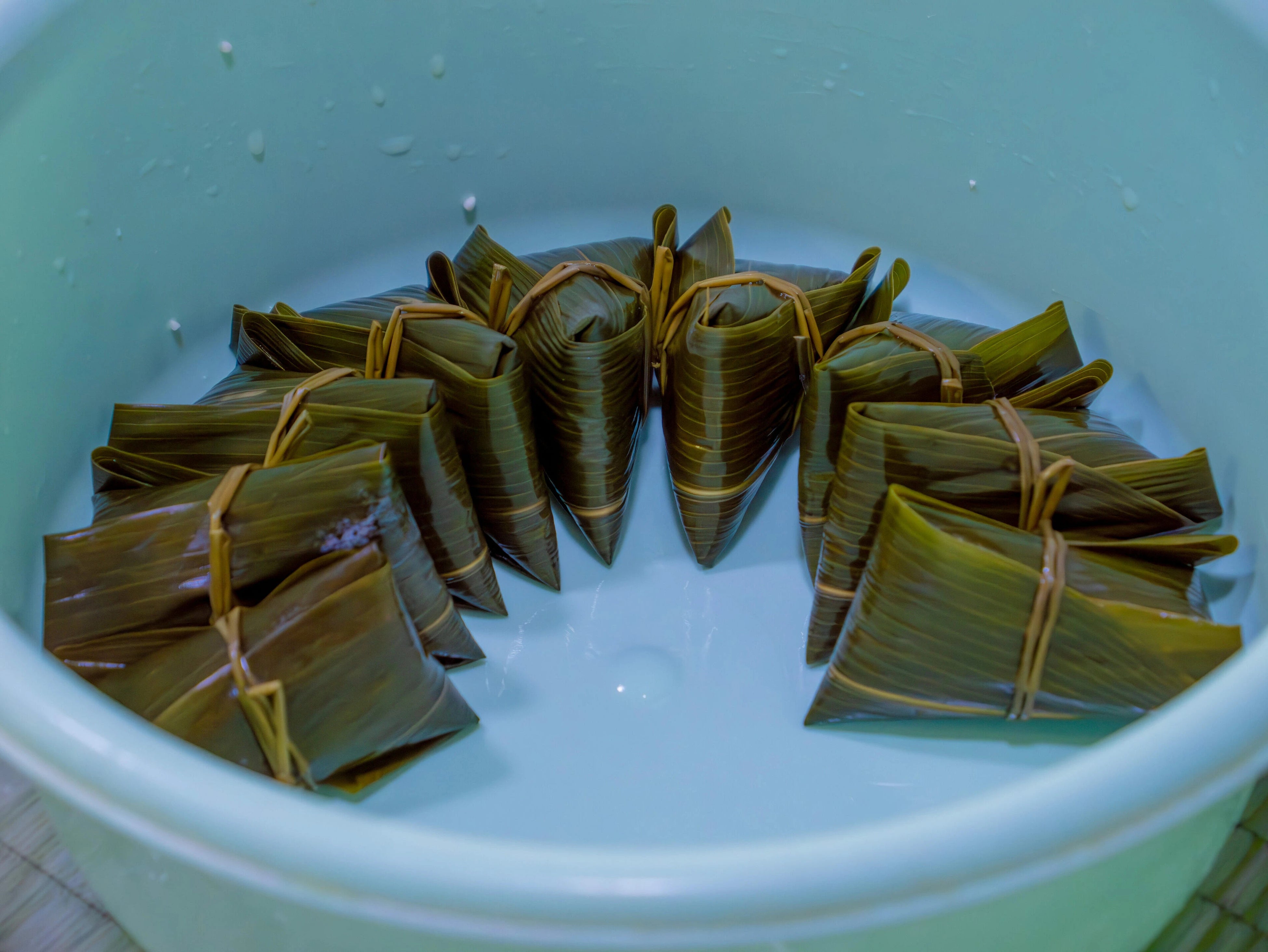 一つ一つ手作業で作られる笹巻