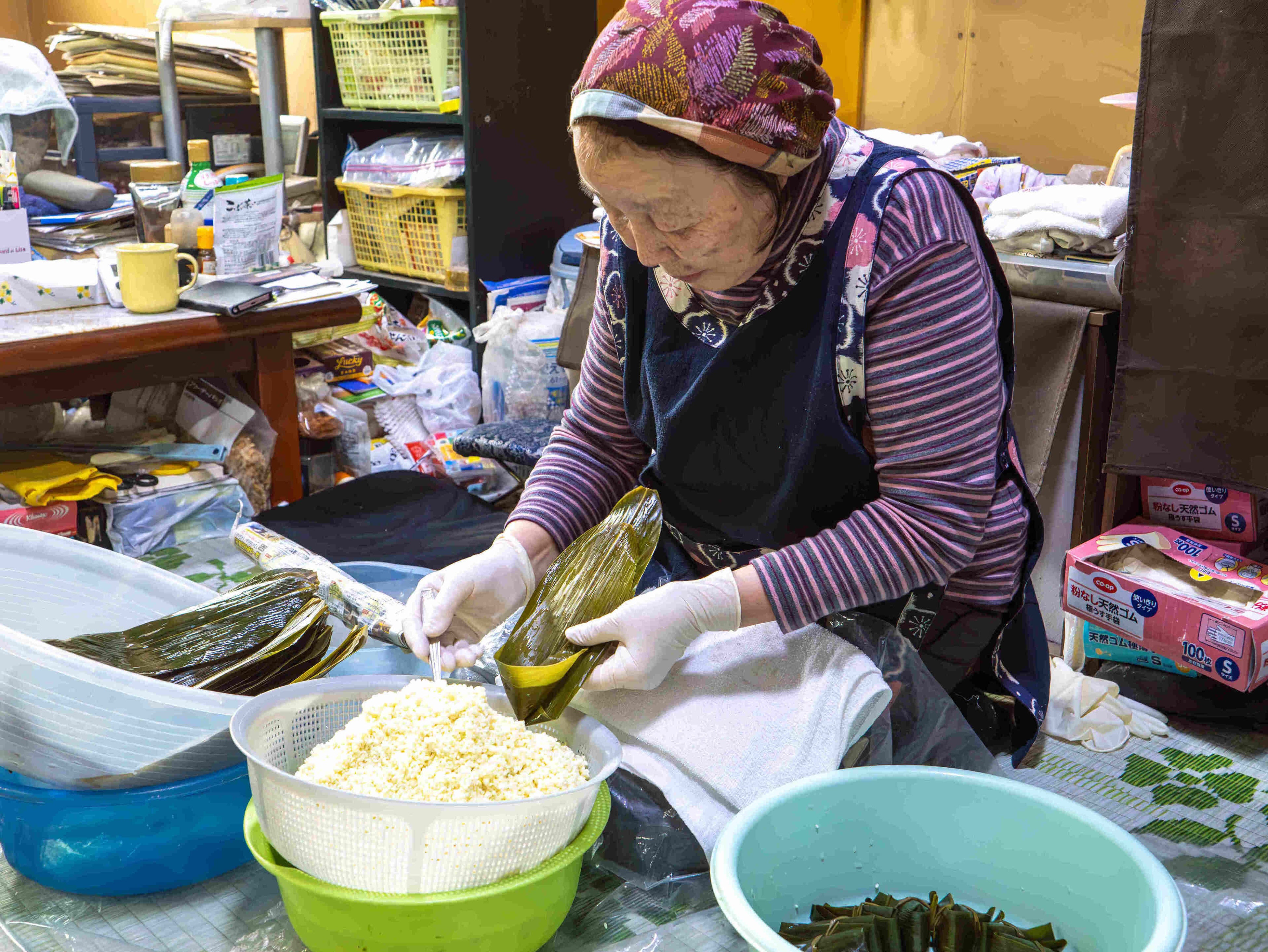昔から変わらない製法で作られる笹巻