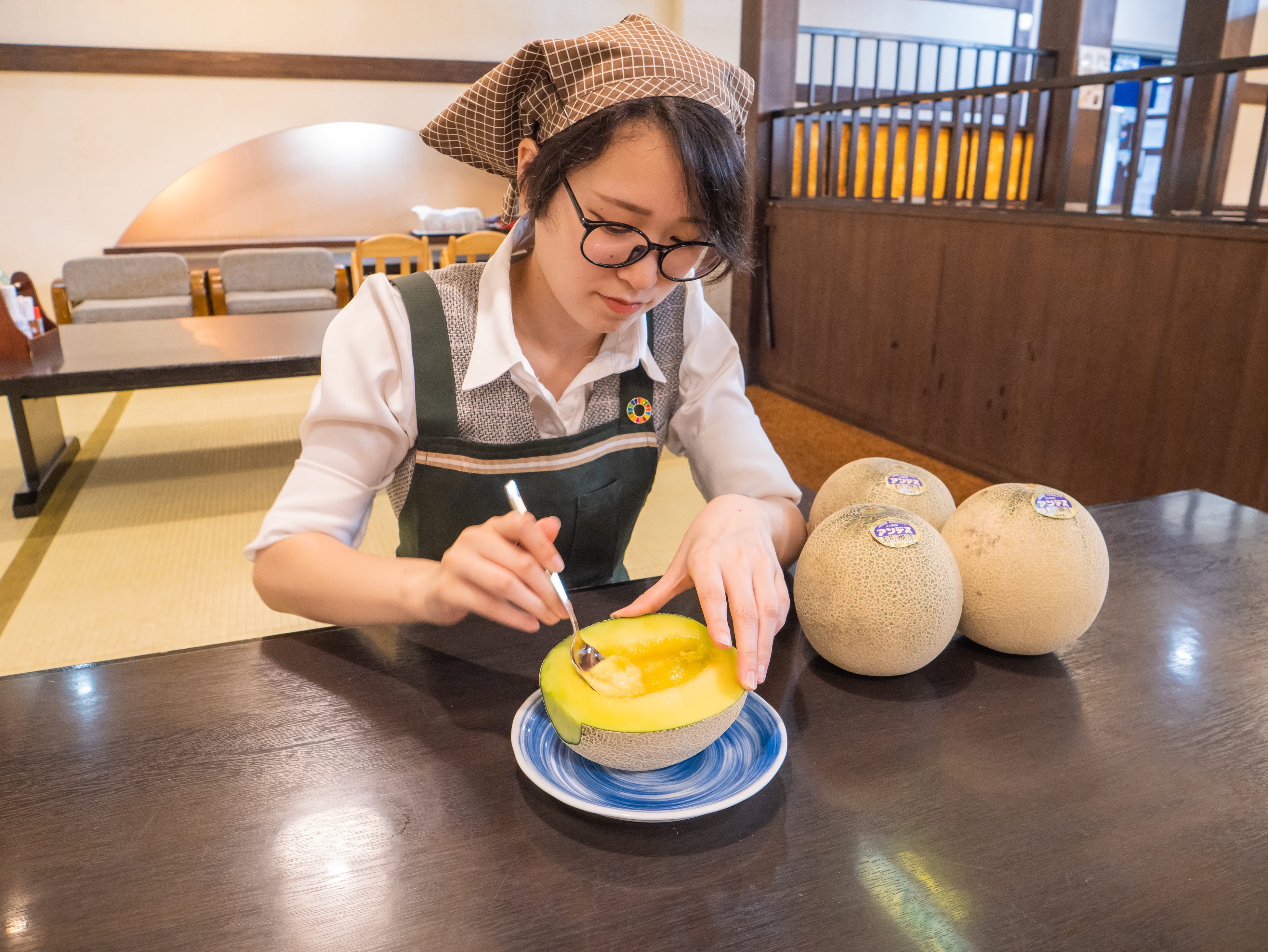 メロン産地庄内流 半玉カットのメロンを贅沢食い