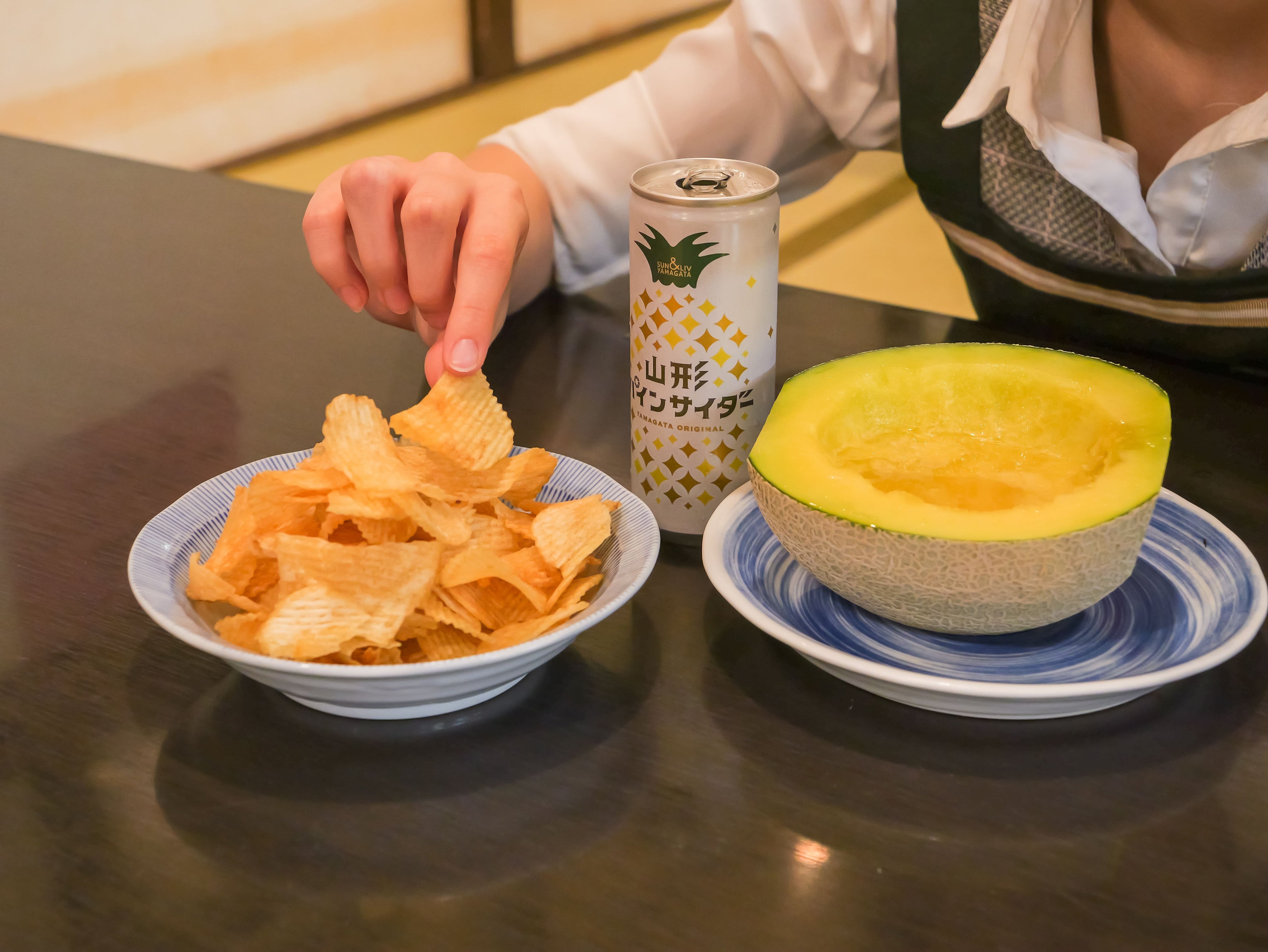 メロンの美味しさ引き立つ「だだちゃ豆ポテトチップ」で味変