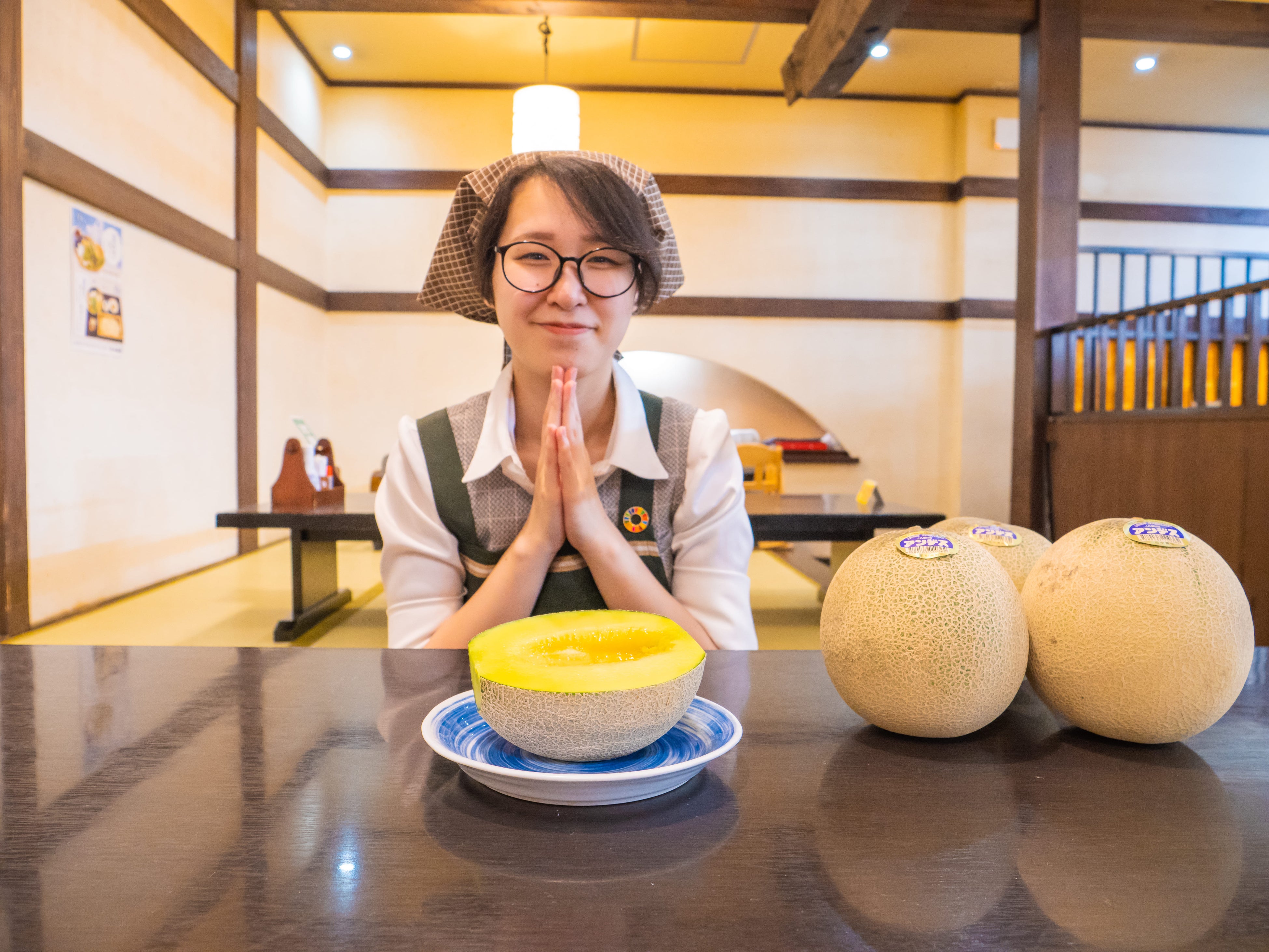メロン食べ放題の体験を再現した「メロン食べ放題セット」を庄内観光物産館スタッフが試食しました