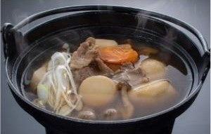 牛肉を使用し、醤油で味付けをした山形芋煮