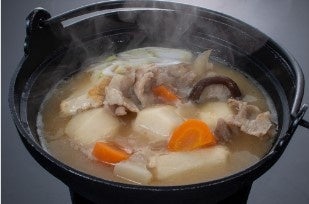 豚肉を使用し、味噌で味付けをした山形芋煮