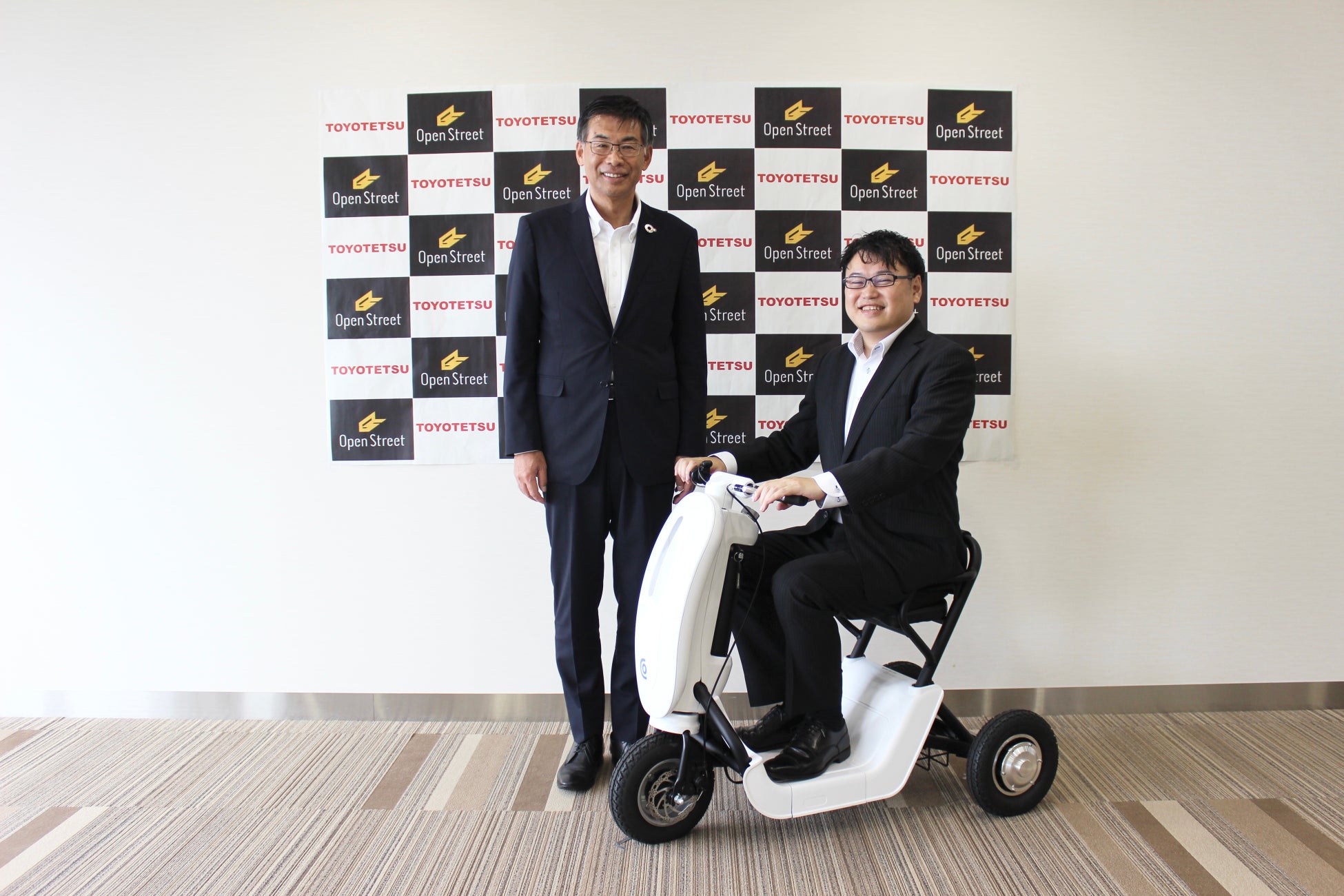左:豊田鉄工 代表取締役社長 坂元 康彦、右:OpenStreet 代表取締役社長CEO工藤 智彰