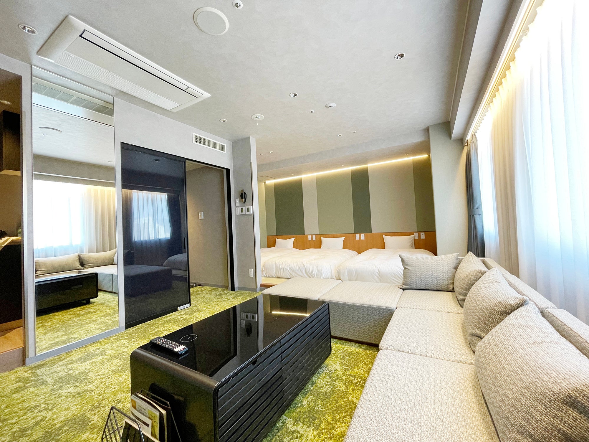 ファミリールーム　リビングとベッドスペース