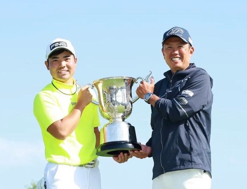 4／16関西オープンにて 左：蟬川泰果 選手 右：清水重憲 キャディー