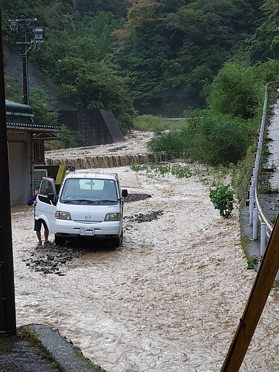 洪水翌日の沢沿いの道（この後これ以上に水と土砂が入りました）